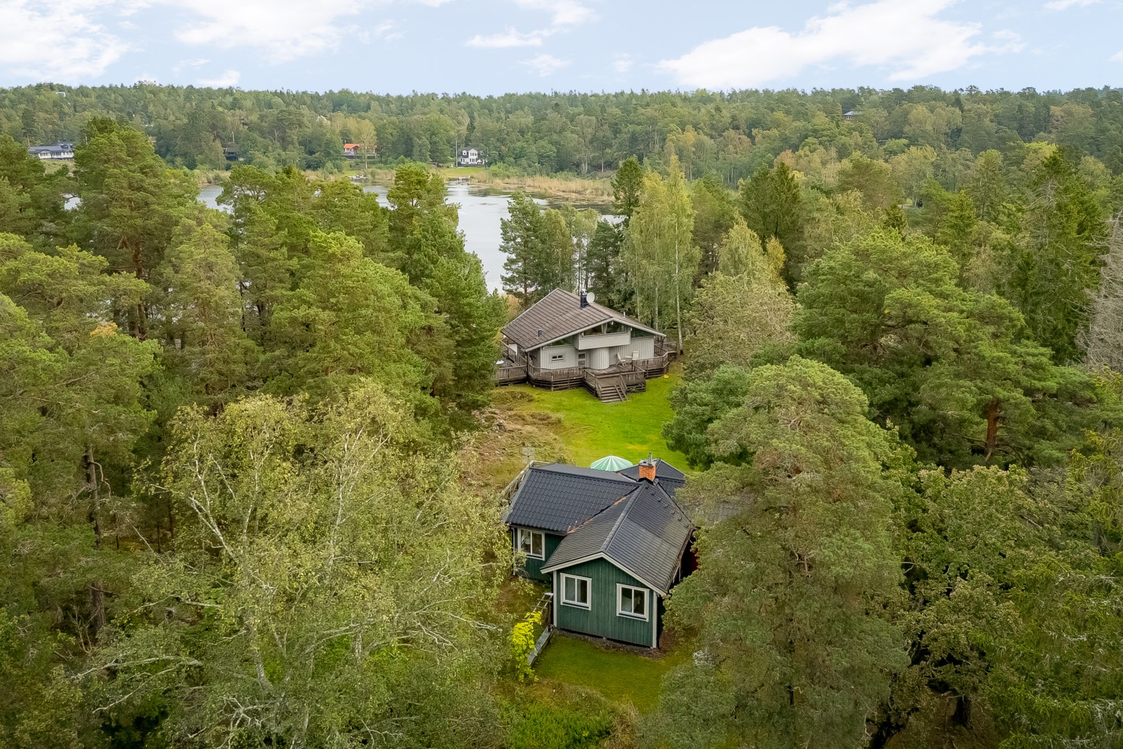 Privat läge utan insyn från väg eller grannafastigheter.