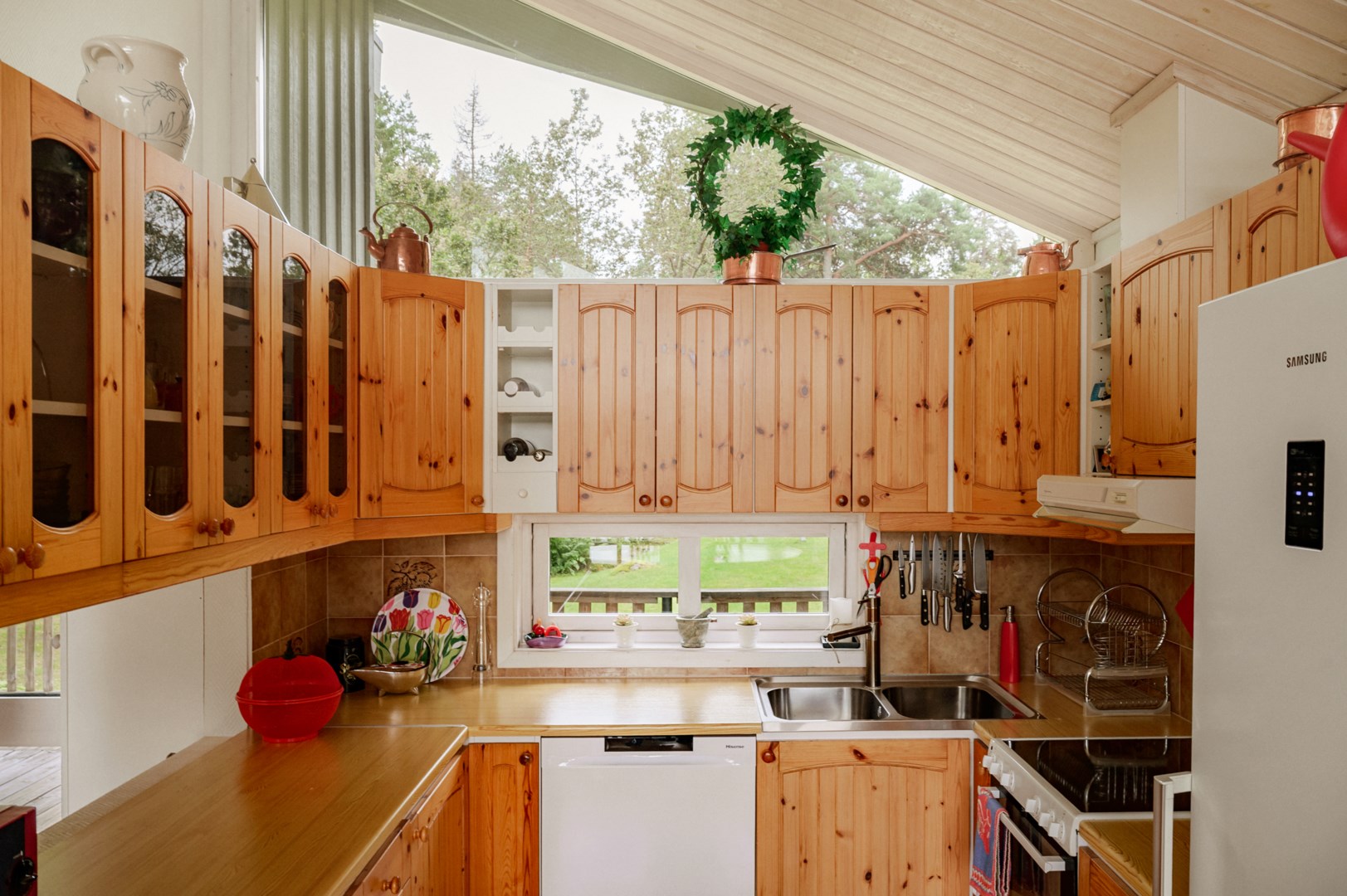 Praktiskt arbetskök med rikt ljusinsläpp.