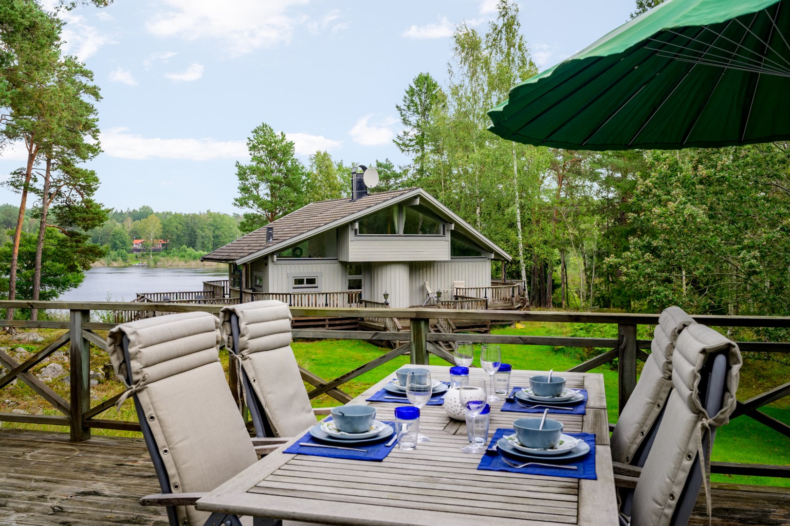 Utskikt från altan - gästhus.