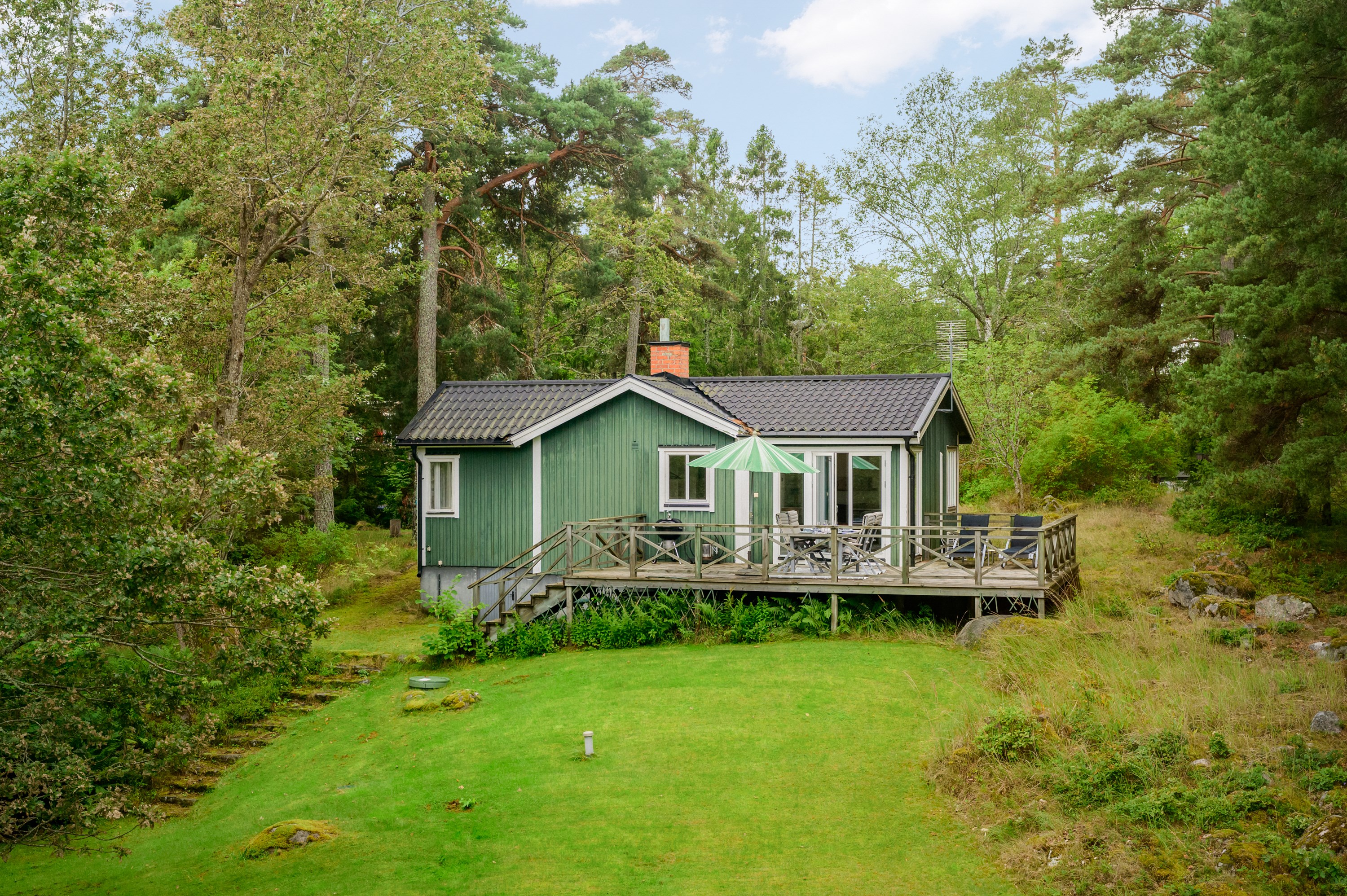 Gästhus om dryga 60 kvm - med permanenthus standard & egen infart.