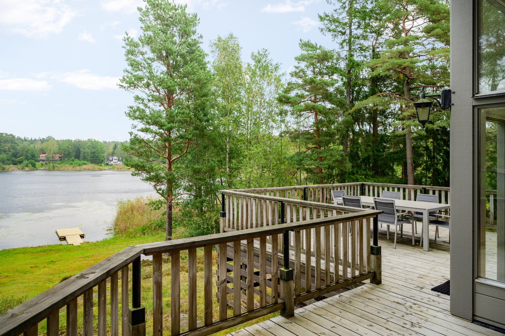 Utsikt från altanen i anslutning till kök & matplats.