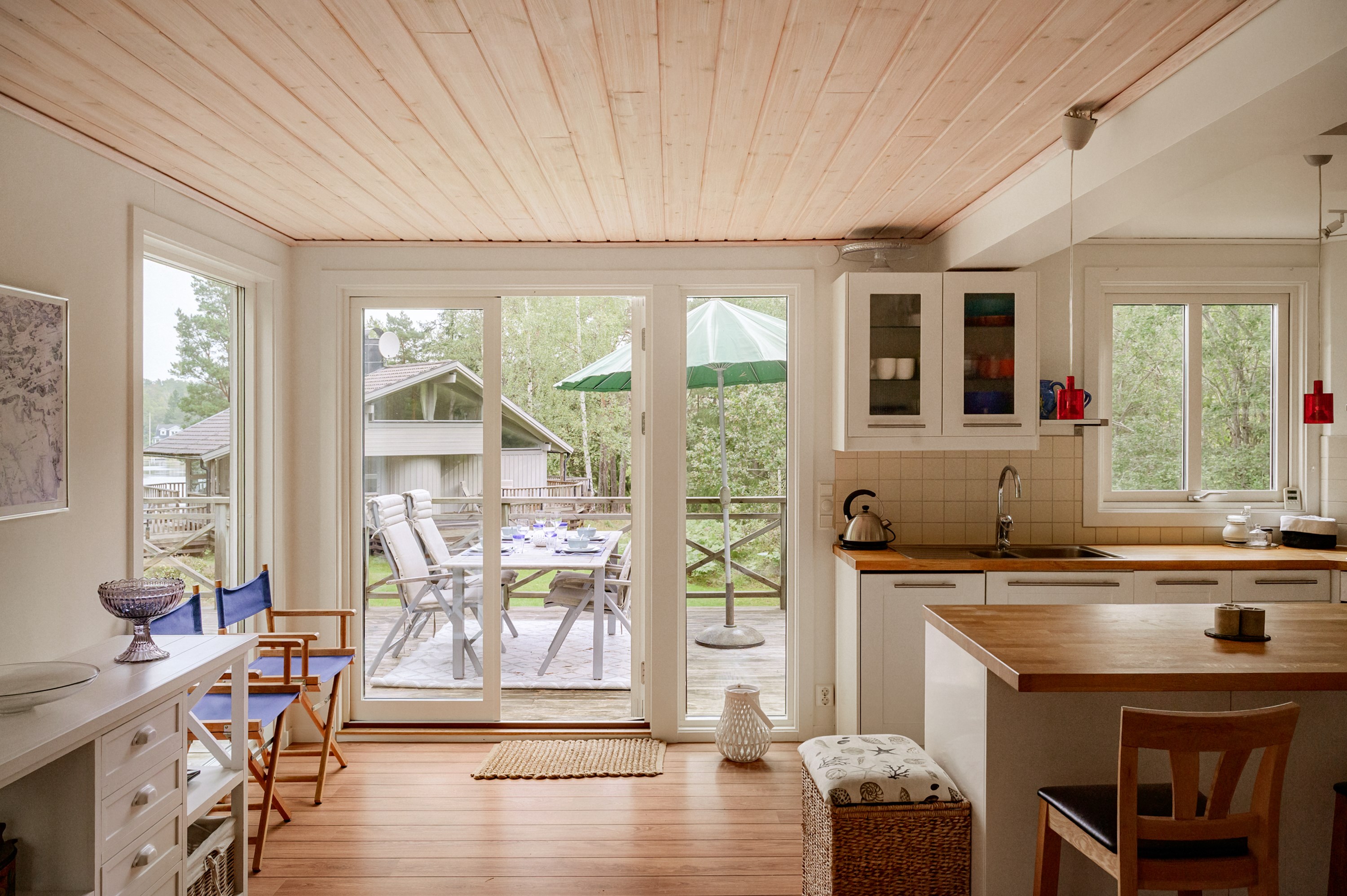 Även storstugan bjuder på fin sjökontakt från såväl storstuga som altan.