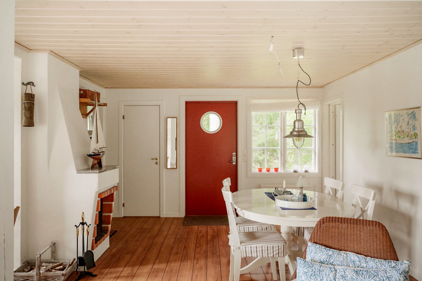 Storstugan i vinkel mot entré & badrum - gästhus.