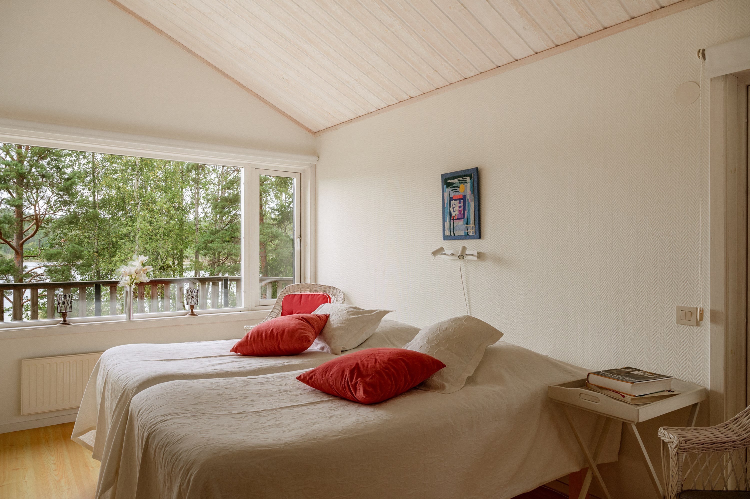 Sovrum med sjöutsikt och utgång till altan.