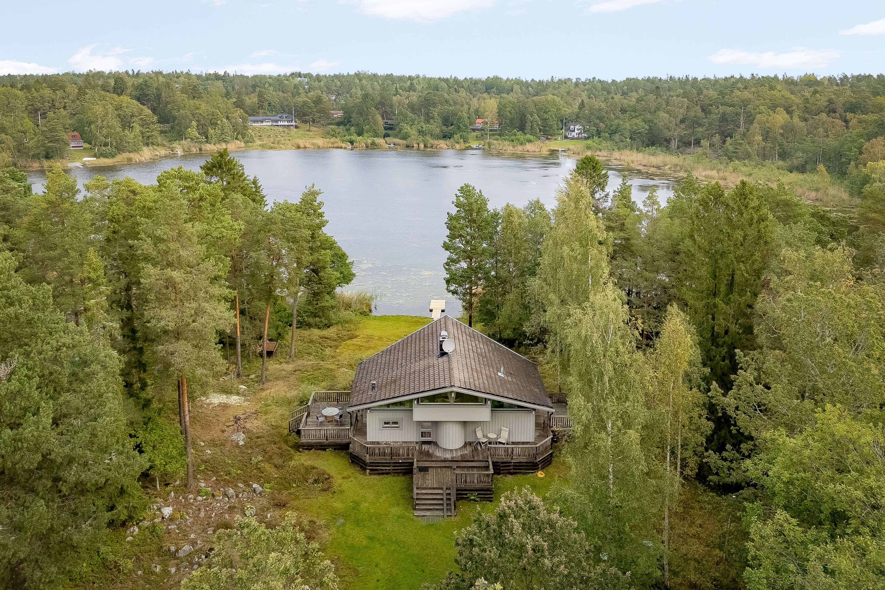 En separat infart leder hela vägen fram till huvudbyggnaden.