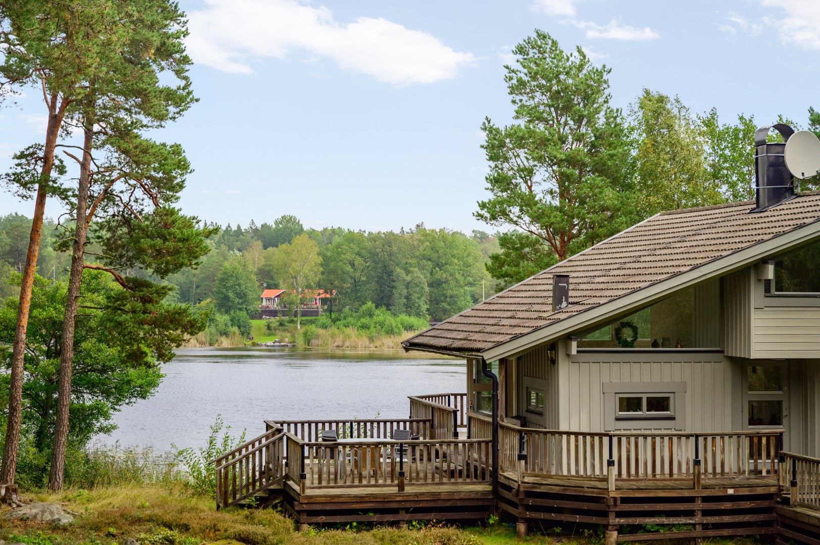 Huvudbyggnad om 100 kvm + 20 kvm loft.