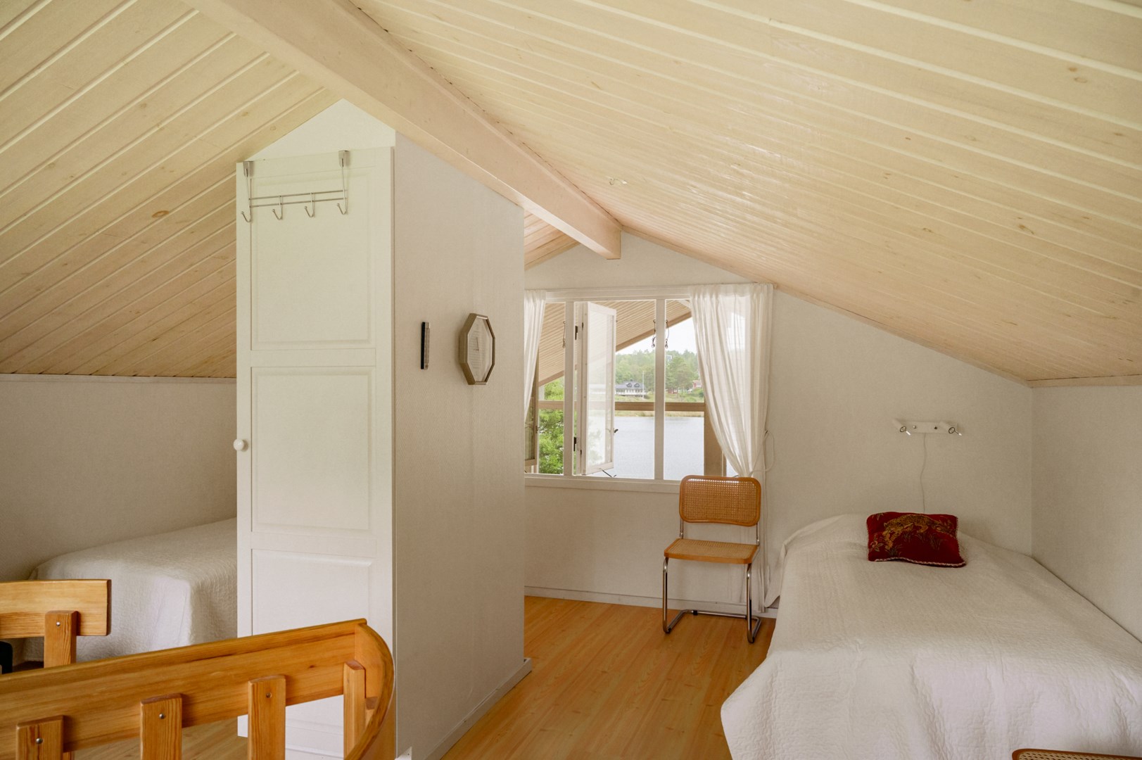 Loft med ljusinsläpp i två väderstreck.