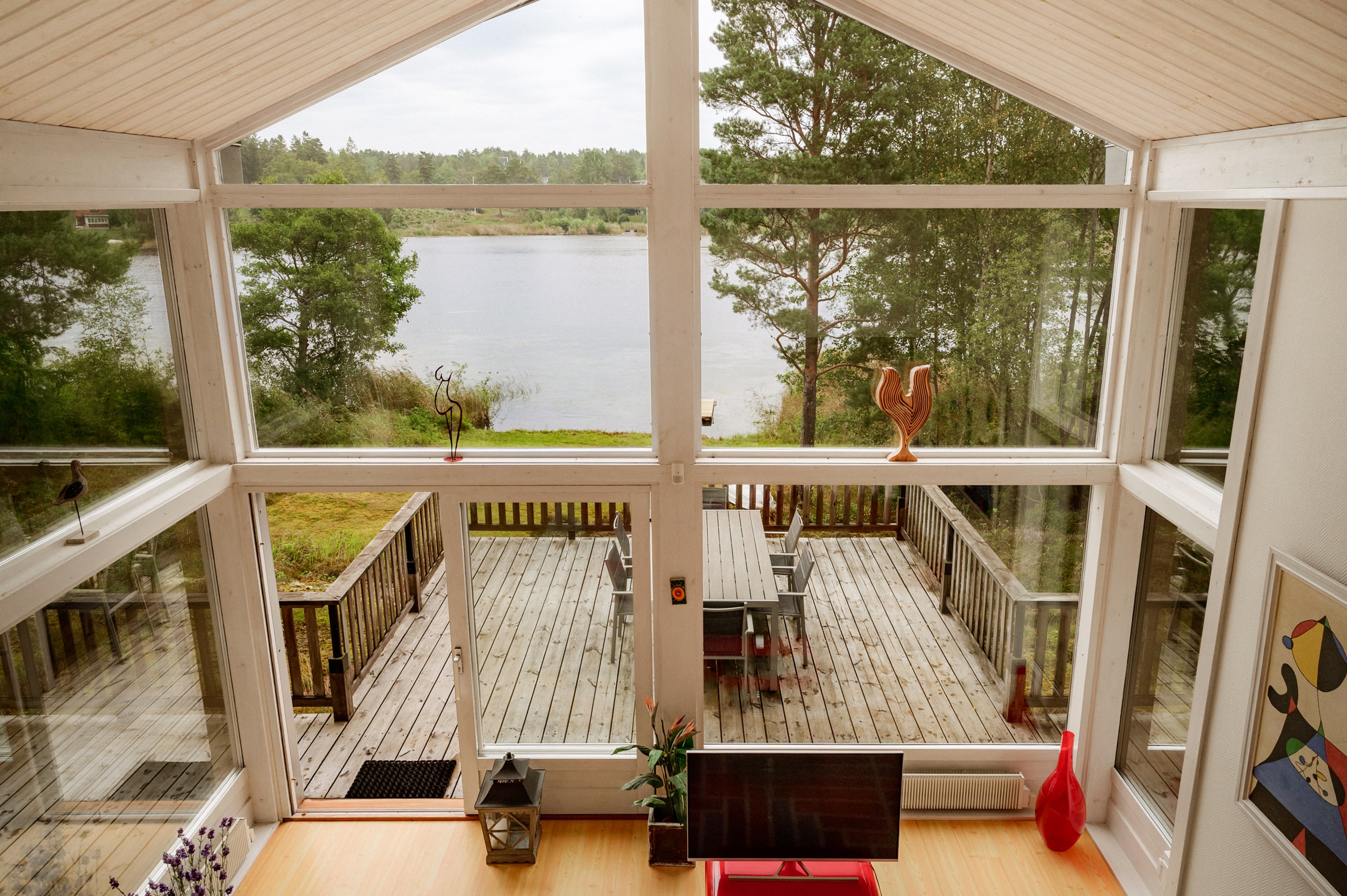 Vardagsrum med takhöjd upp till nock.