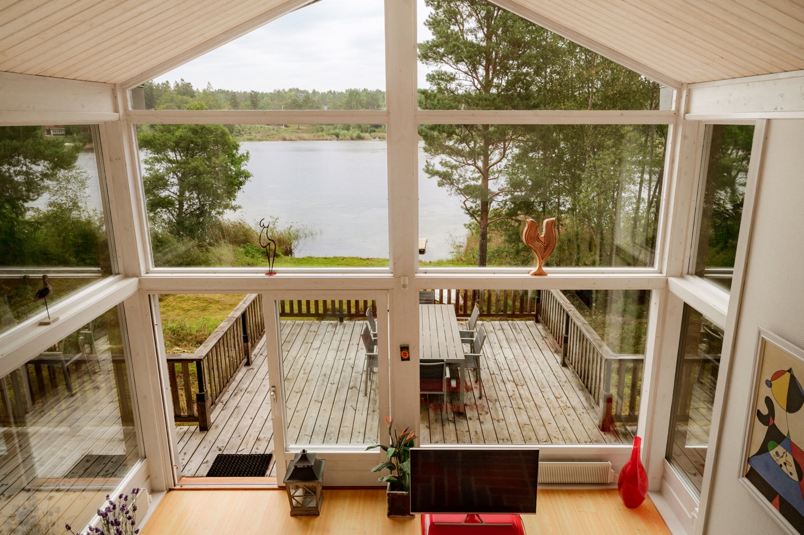 Vardagsrum med takhöjd upp till nock.