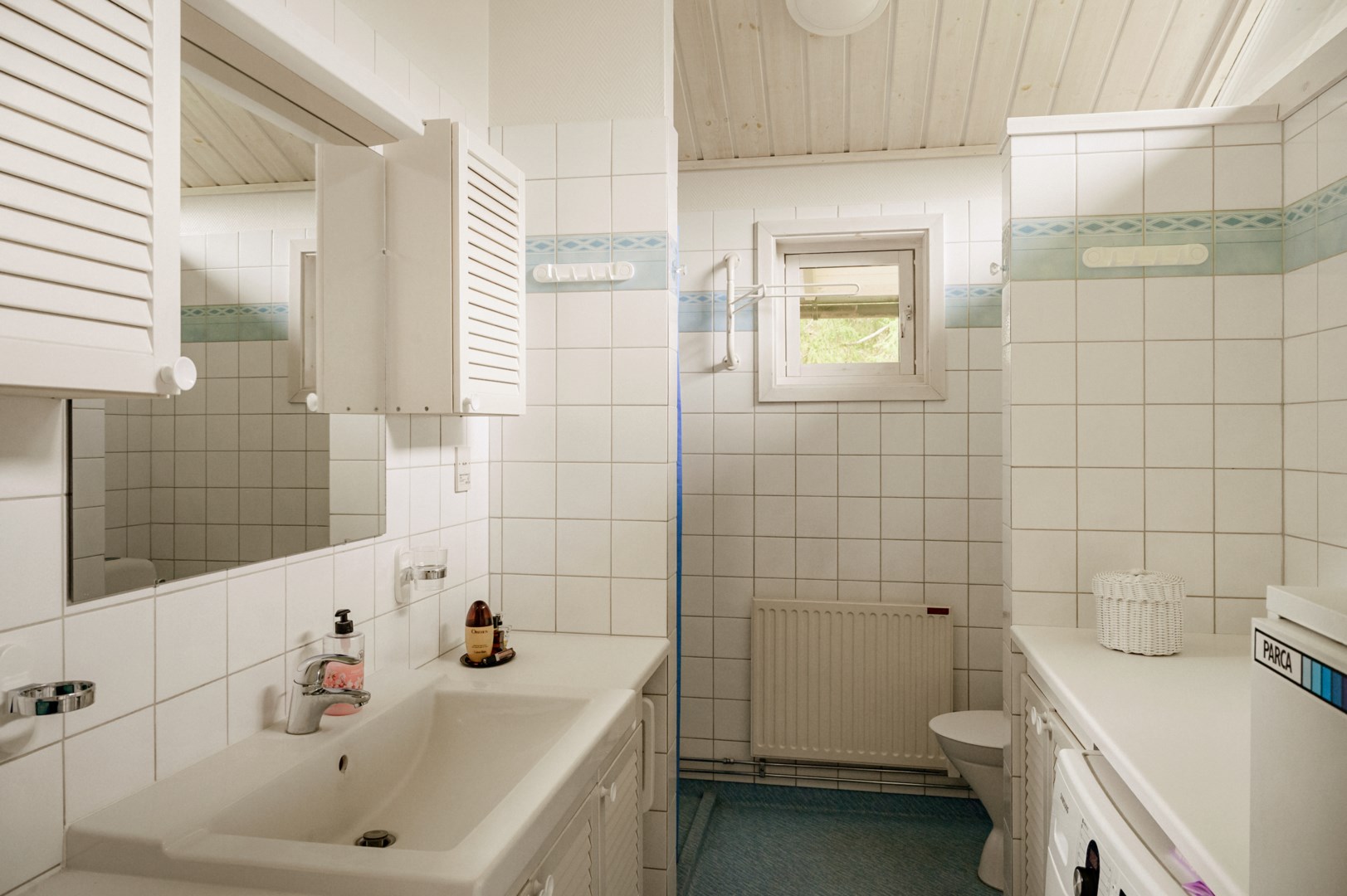 Badrum med dusch - huvudbyggnad.