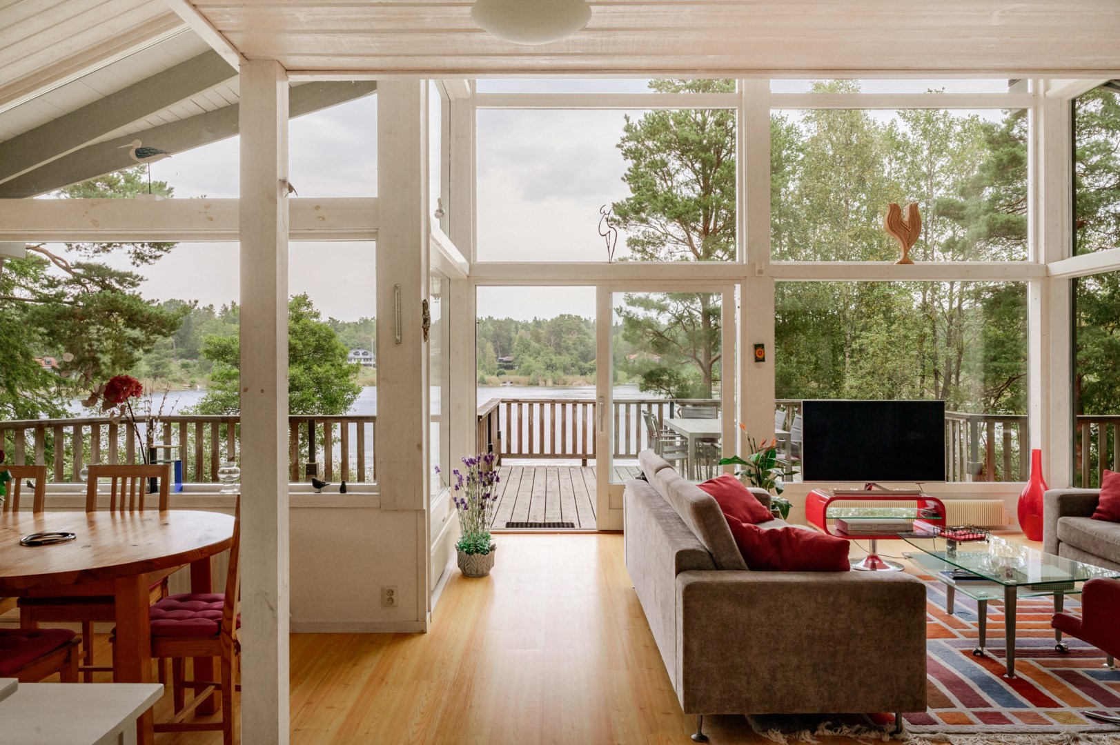 Öppen planlösning mellan matplats & vardagsrum.