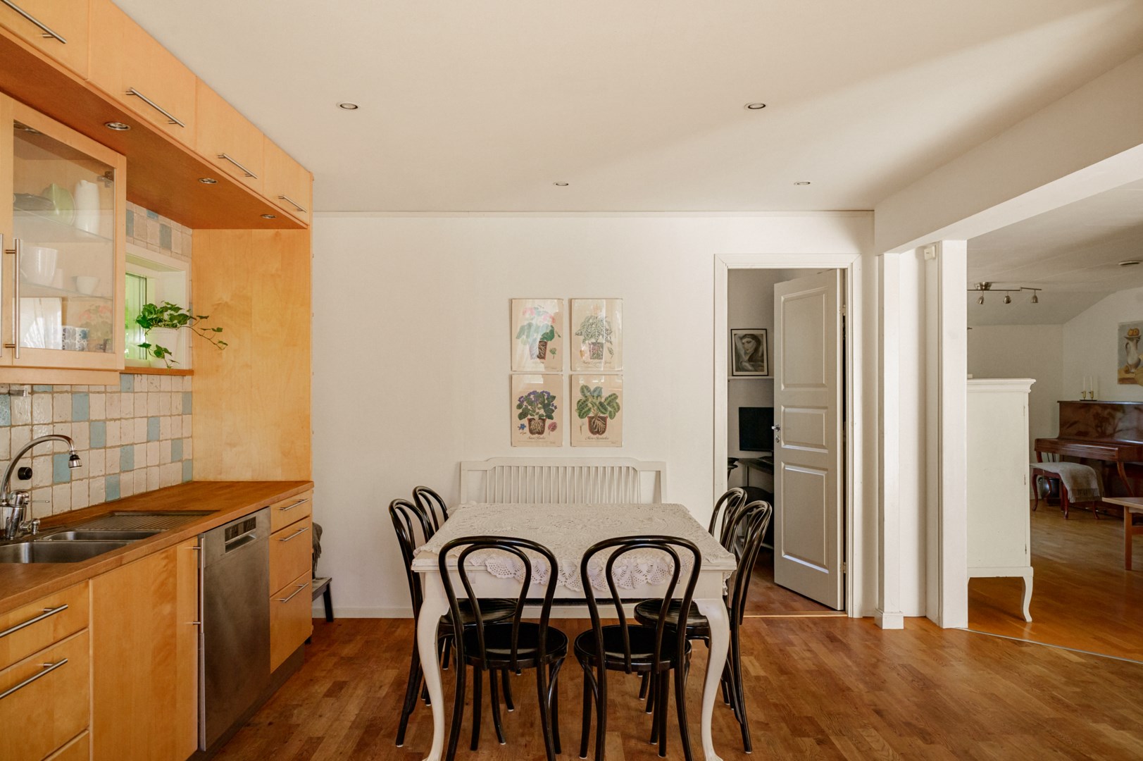 Väggen mot sovrummet går att ta ned för att återskapa den tidigare öppna planlösningen.