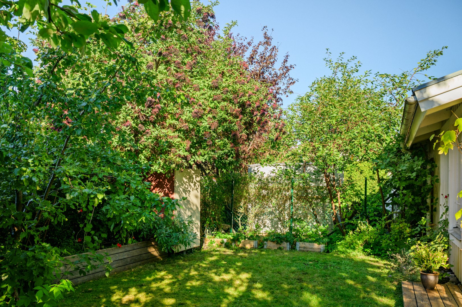 Trädgården blir som en oas iom det ogenerade läget.