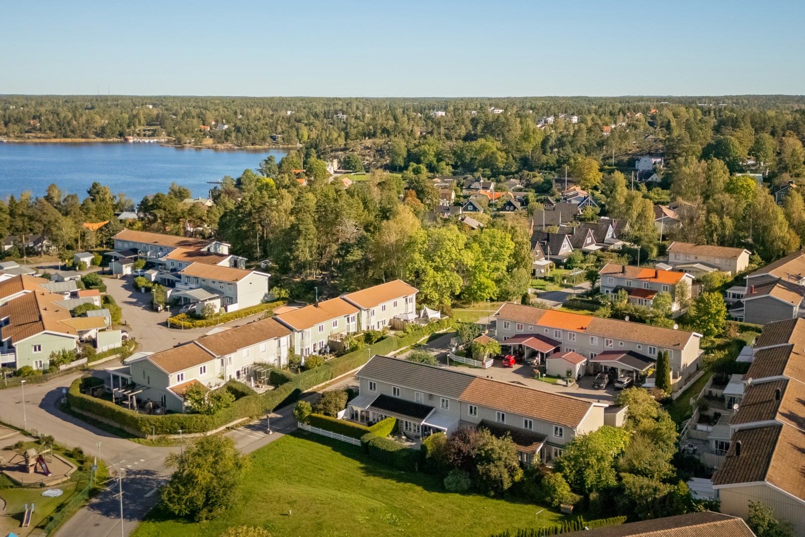 I väster gränsar huset till allmänning.