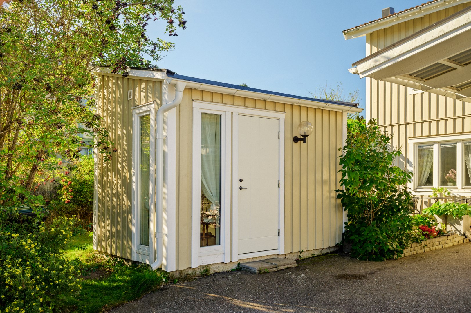 Isolerat gästhus på husets framsida.