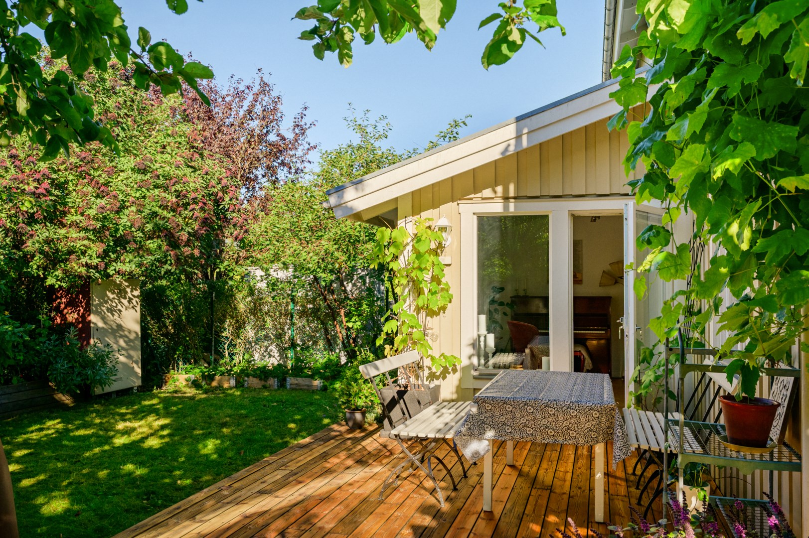 Direktaccess till altan och trädgård via vardagsrummet.