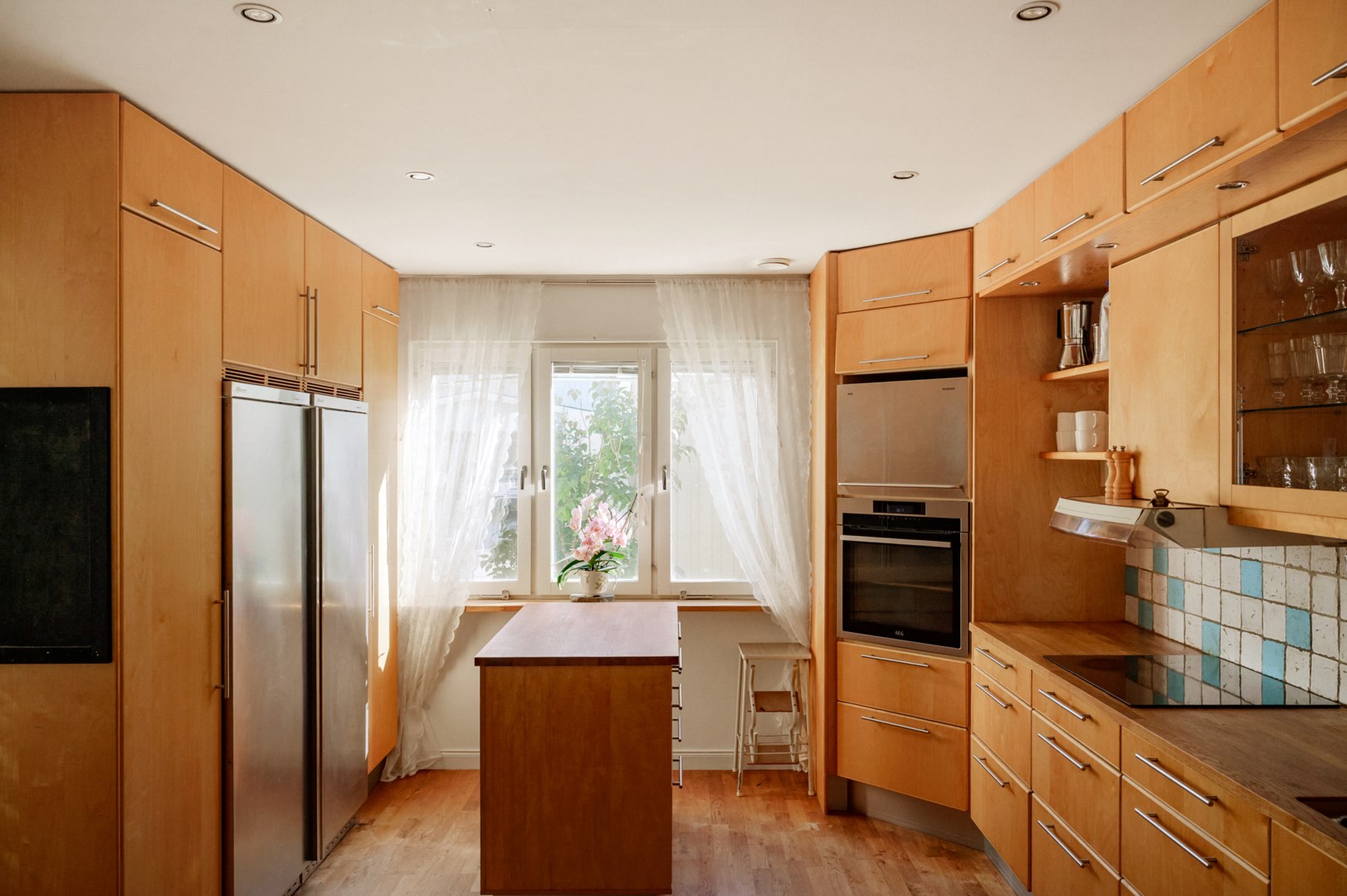 Uteplats med morgon- och förmiddagssol direkt utanför köksfönstret. Köksön är mobil och går att flytta.