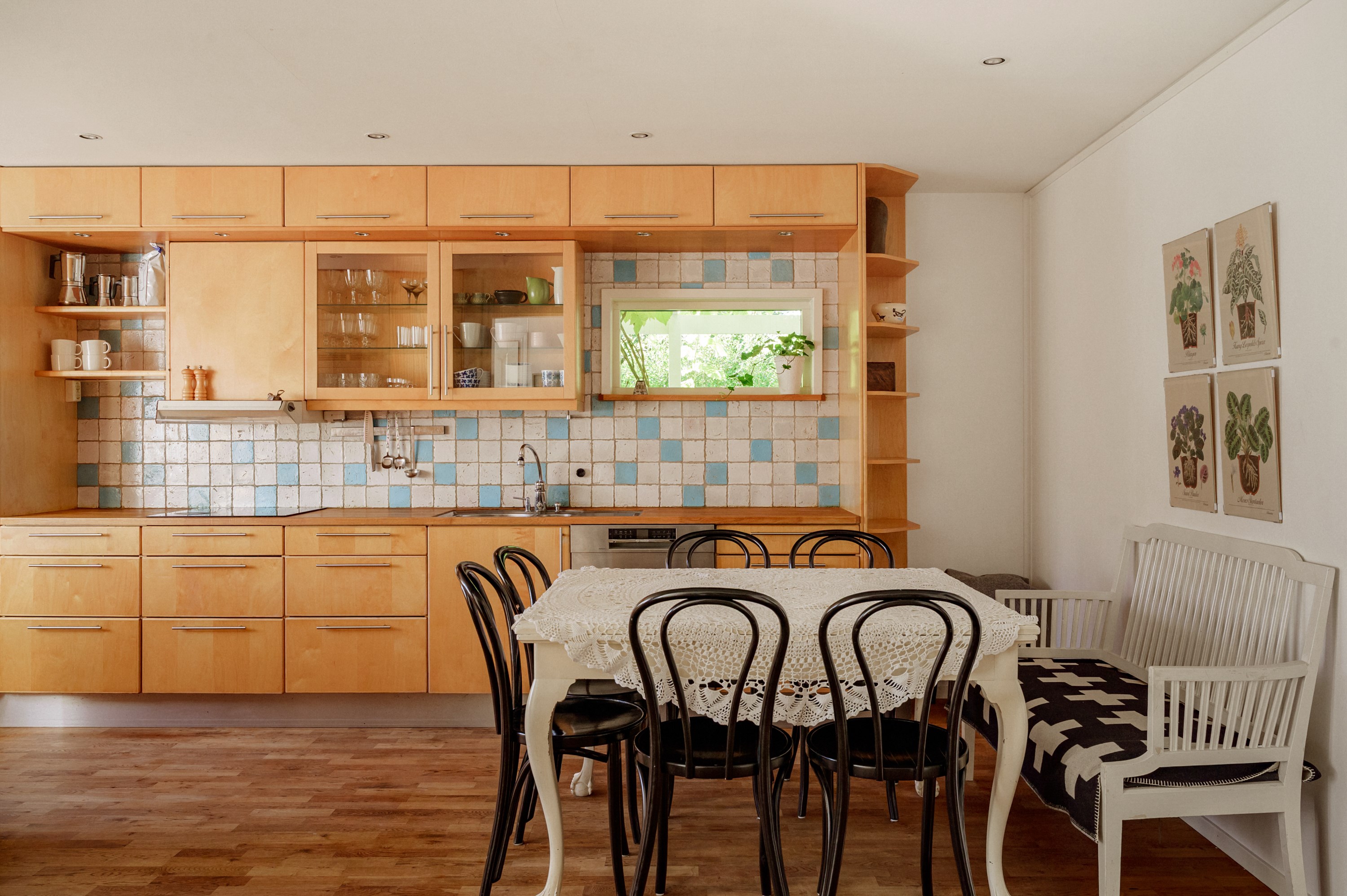 Ljusinsläpp via gaveln i söder.