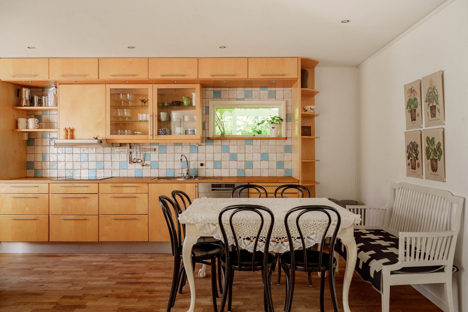 Ljusinsläpp via gaveln i söder.