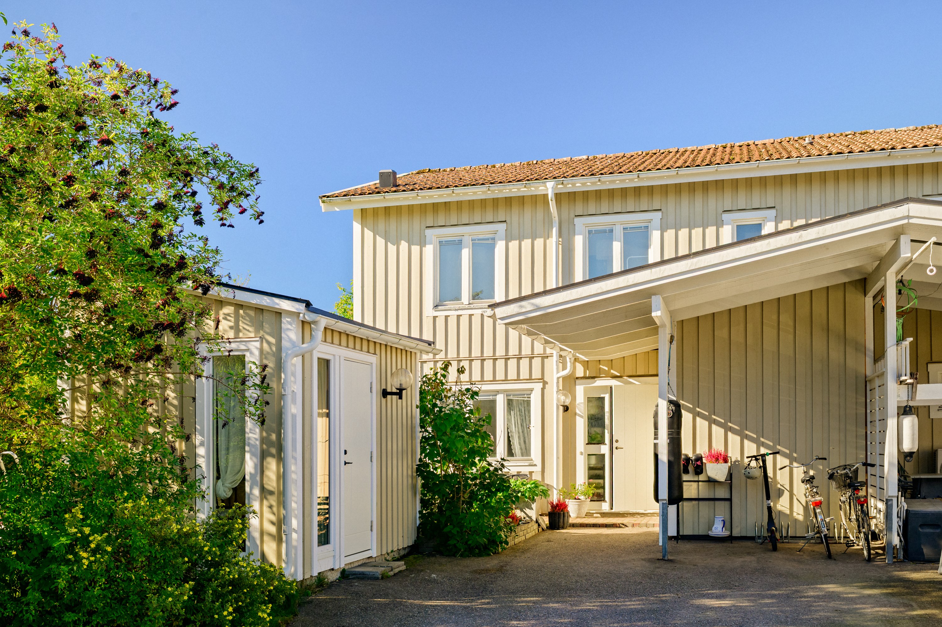 Bilen parkeras bekvämt i direkt anslutning till huset.