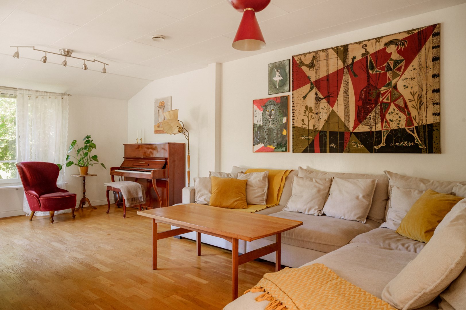 Vardagsrummet öppnar upp mot altan och trädgård på husets baksida.