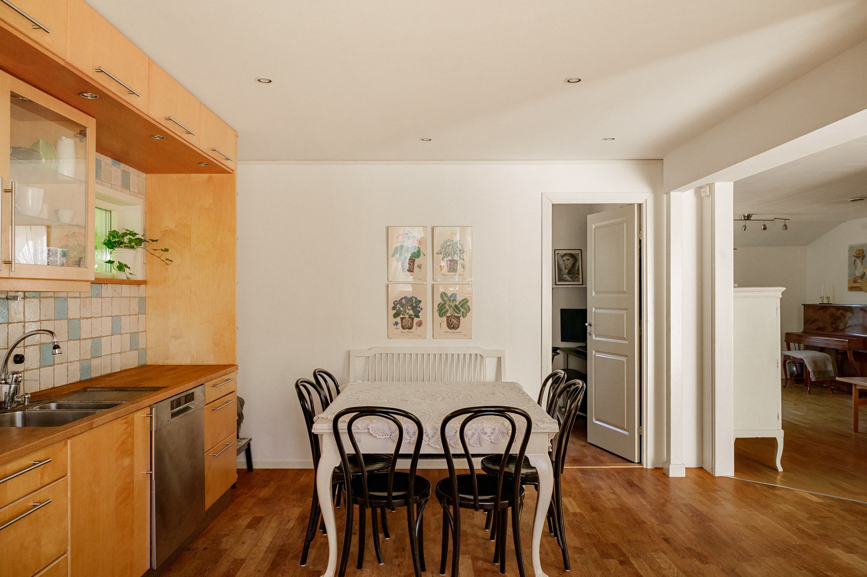 Väggen mot sovrummet går att ta ned för att återskapa den tidigare öppna planlösningen.