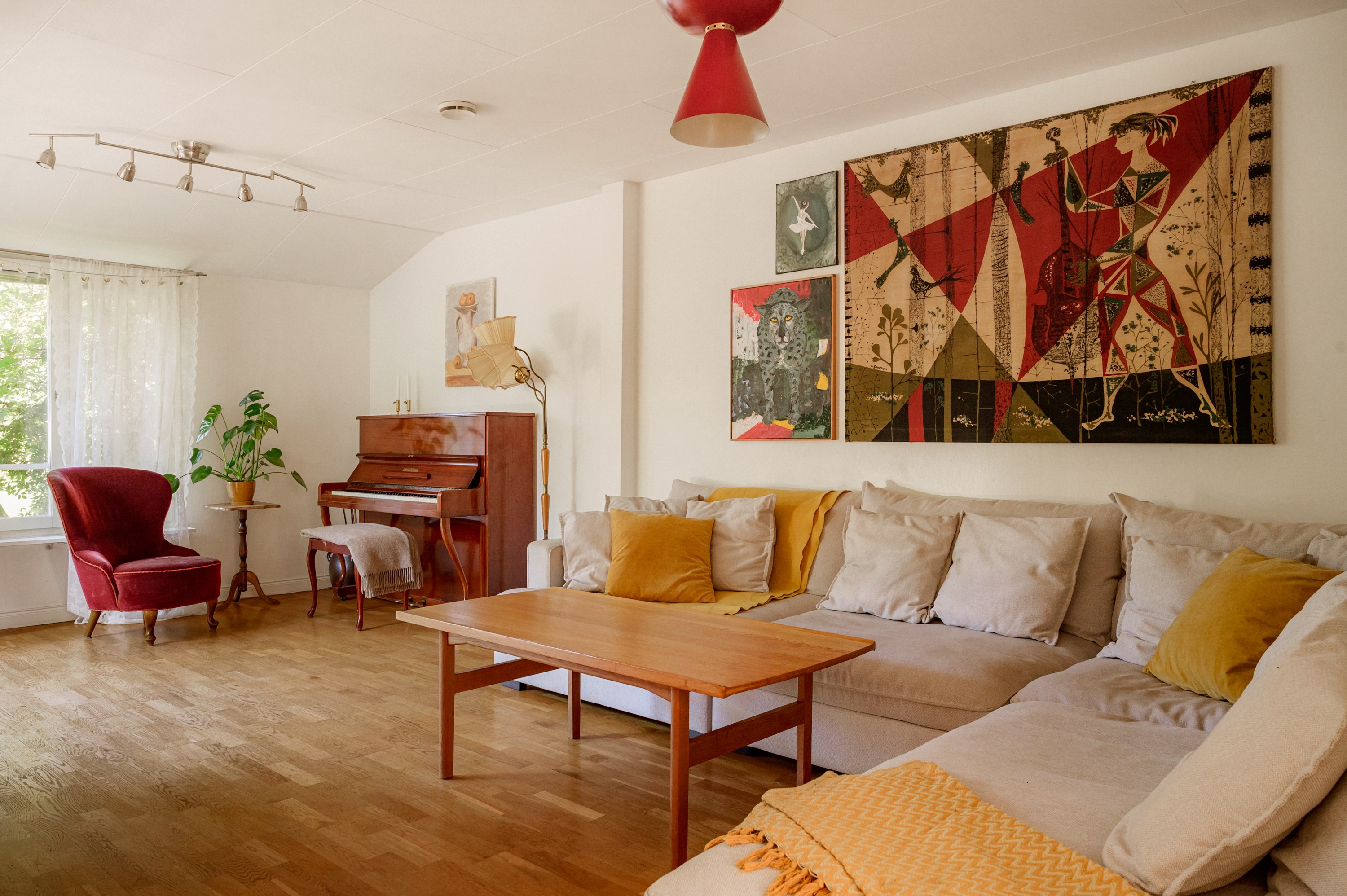 Vardagsrummet öppnar upp mot altan och trädgård på husets baksida.