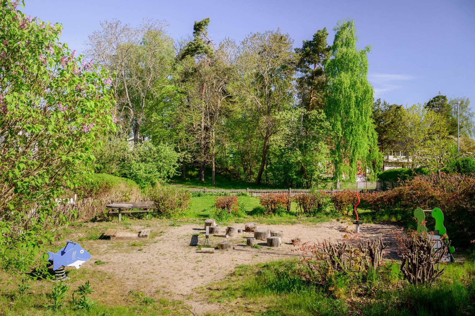 Lekplats i nära anslutning till huset.