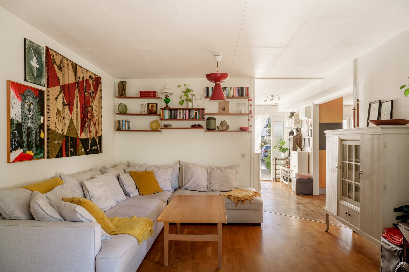 Vardagsrum i halvöppen planlösning gentemot köket.