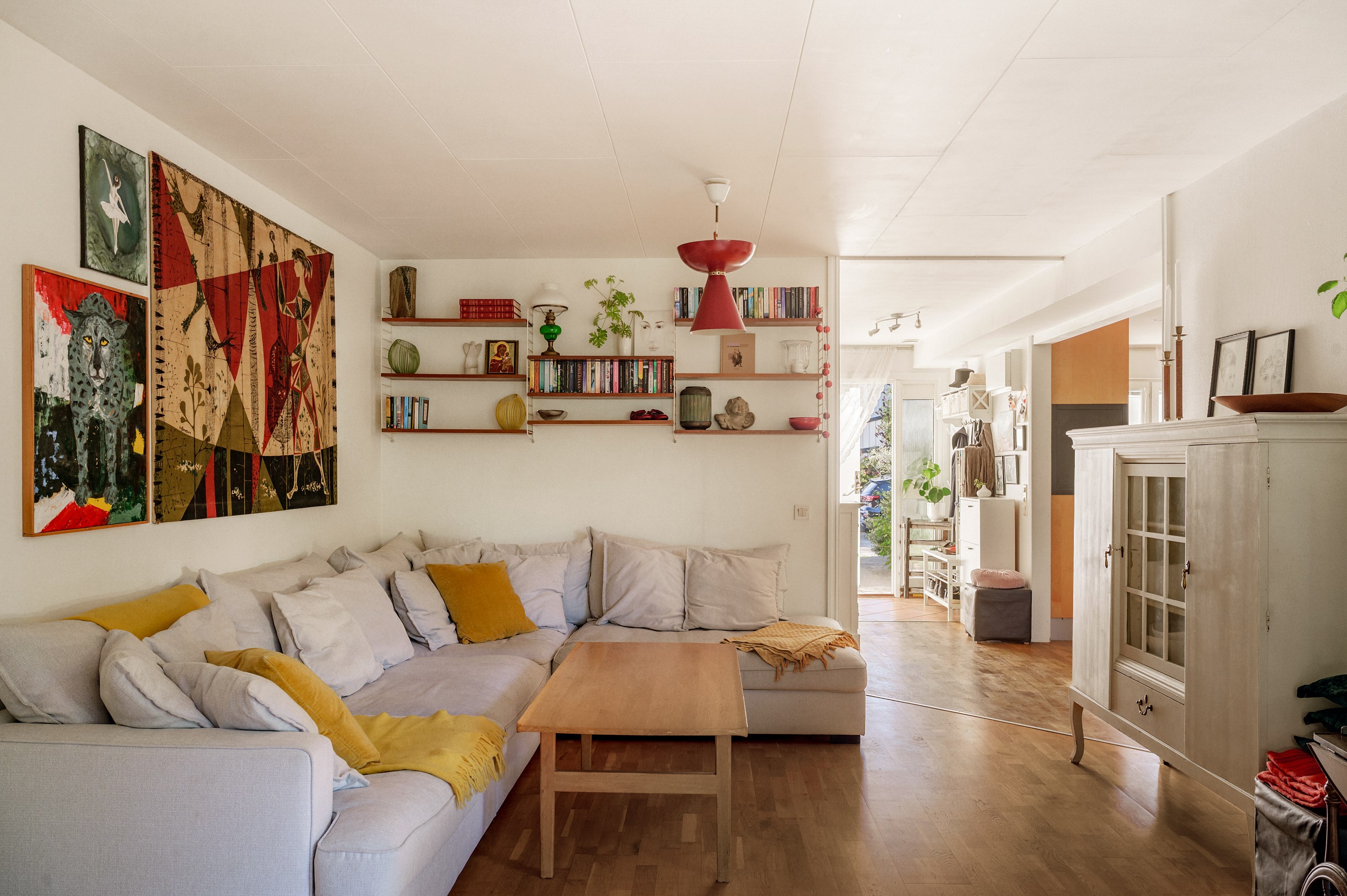 Vardagsrum i halvöppen planlösning gentemot köket.