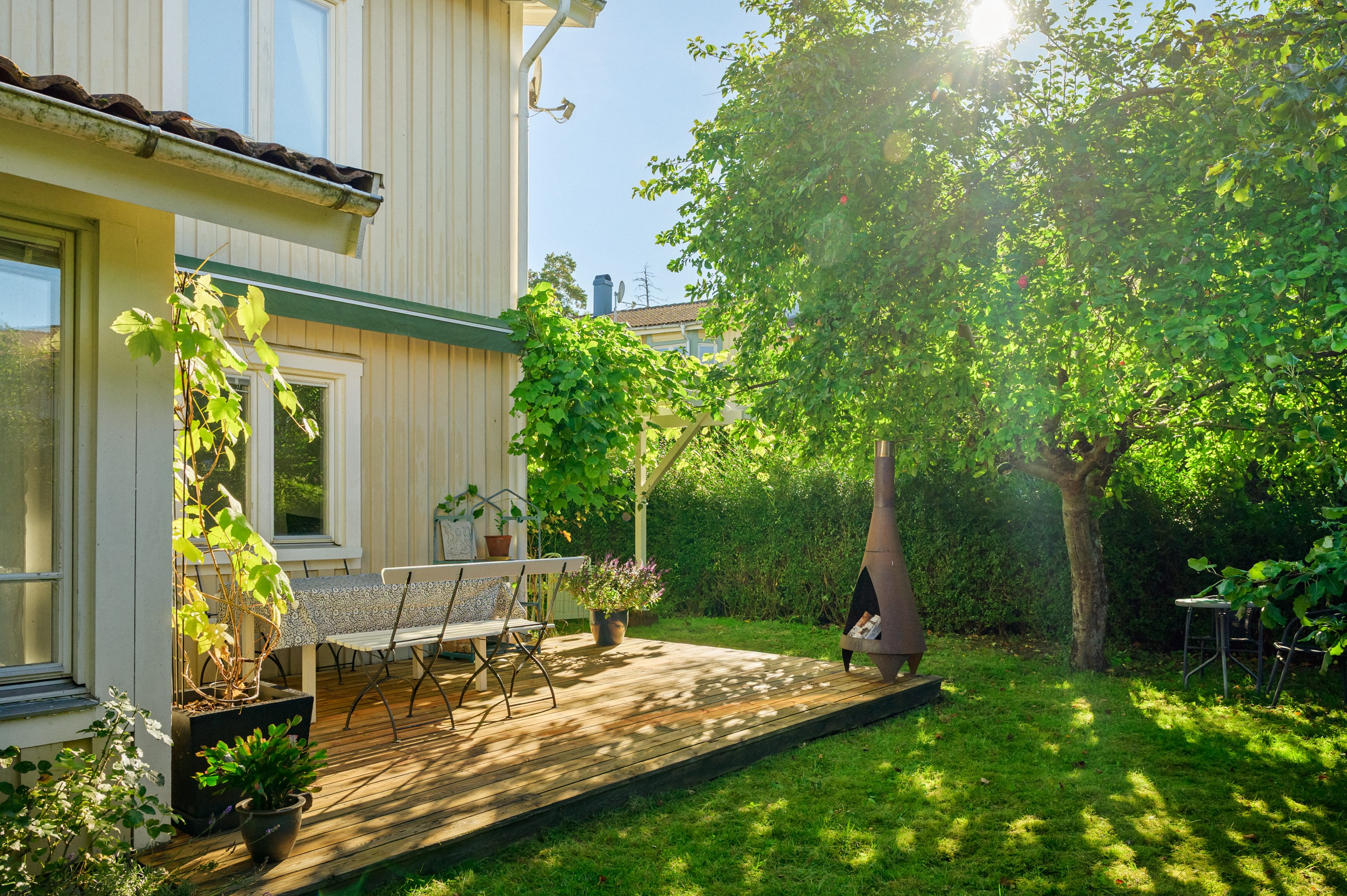 Från trädgården följer man solens vandring från morgon till kväll.