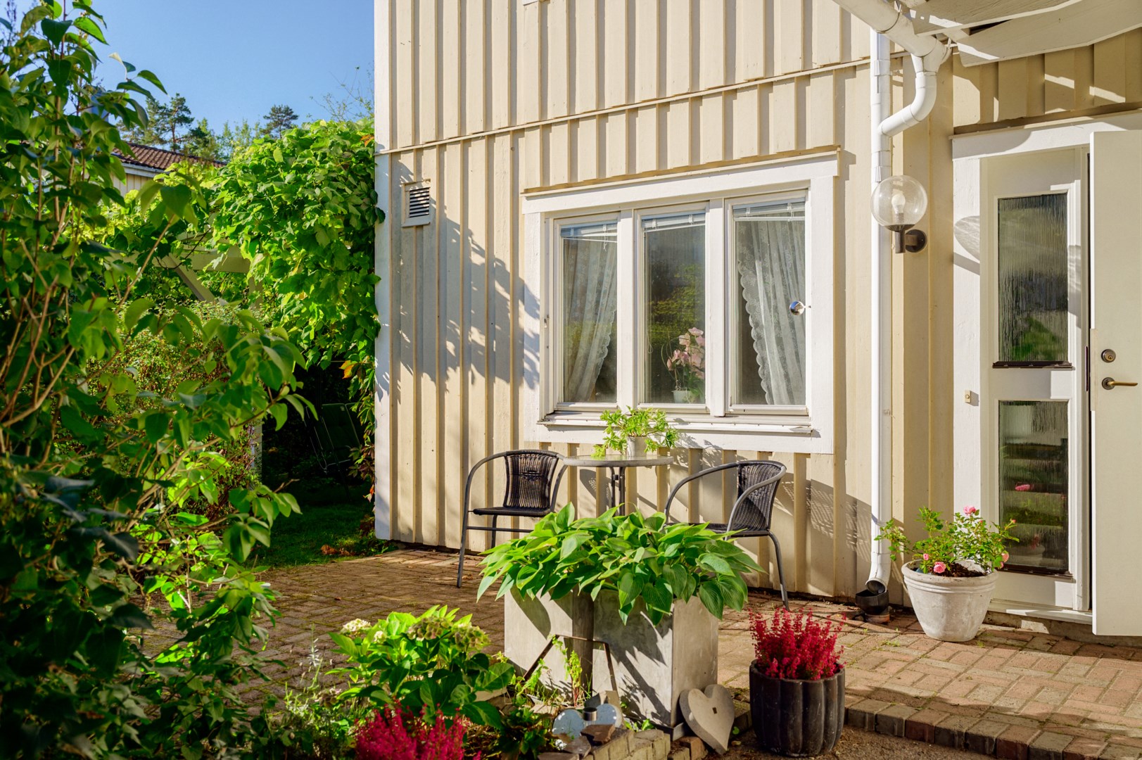 Uteplats med morgon- och förmiddagssol.