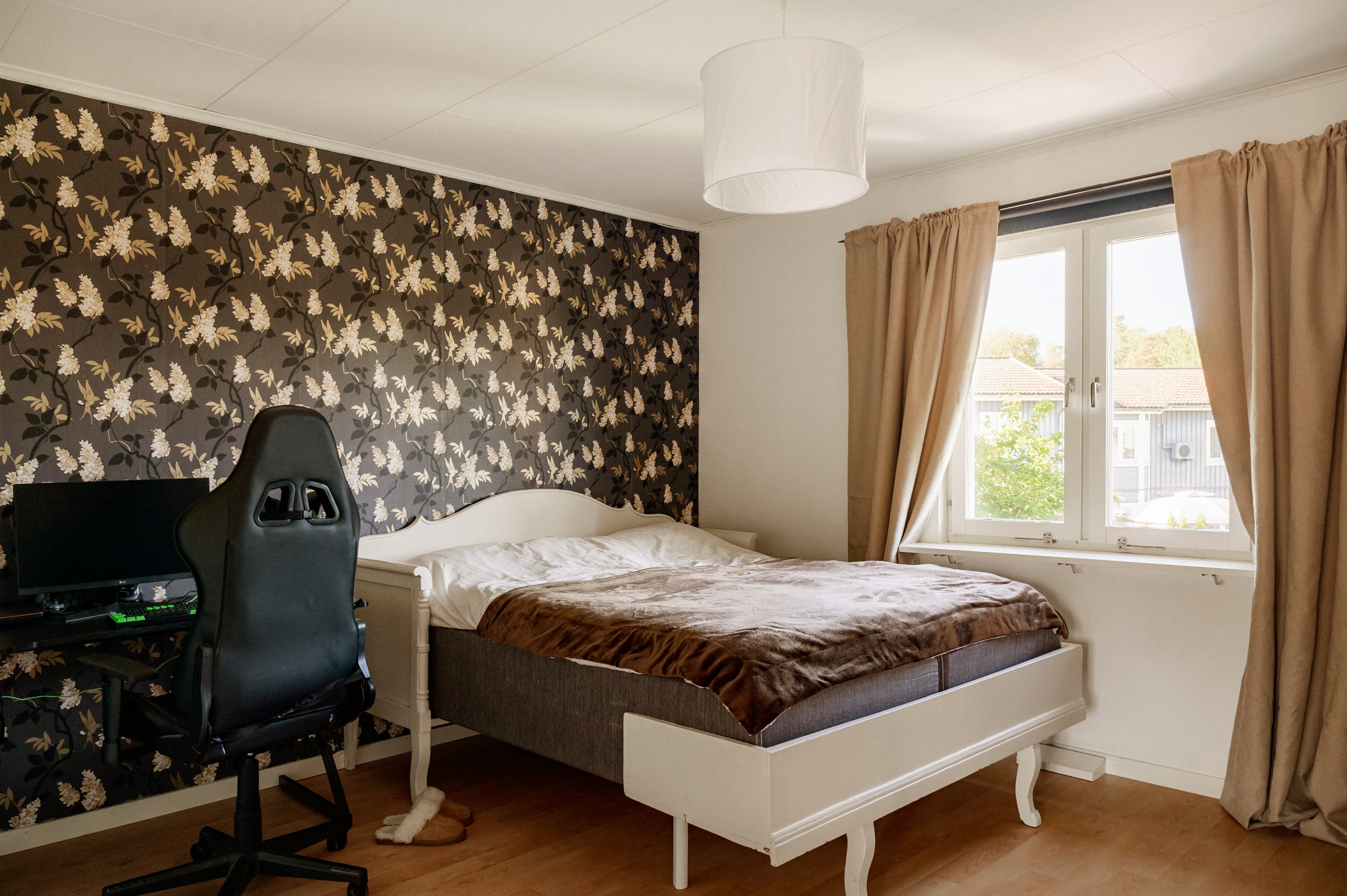 Sovrum 2 med ljusinsläpp från väster med utsikt mot allmänning.