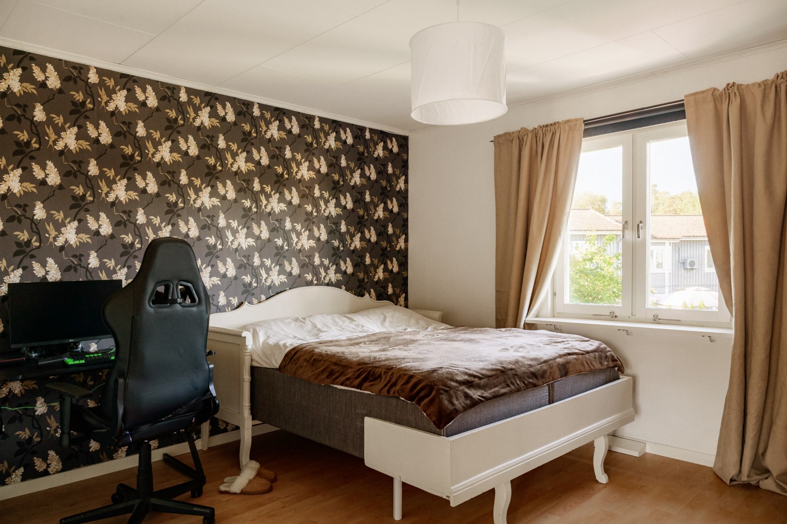 Sovrum 2 med ljusinsläpp från väster med utsikt mot allmänning.