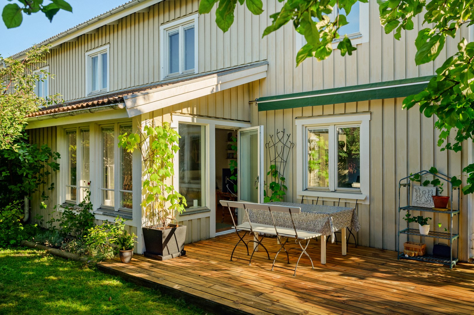 Altan med skyddat västerläge på husets baksida.
