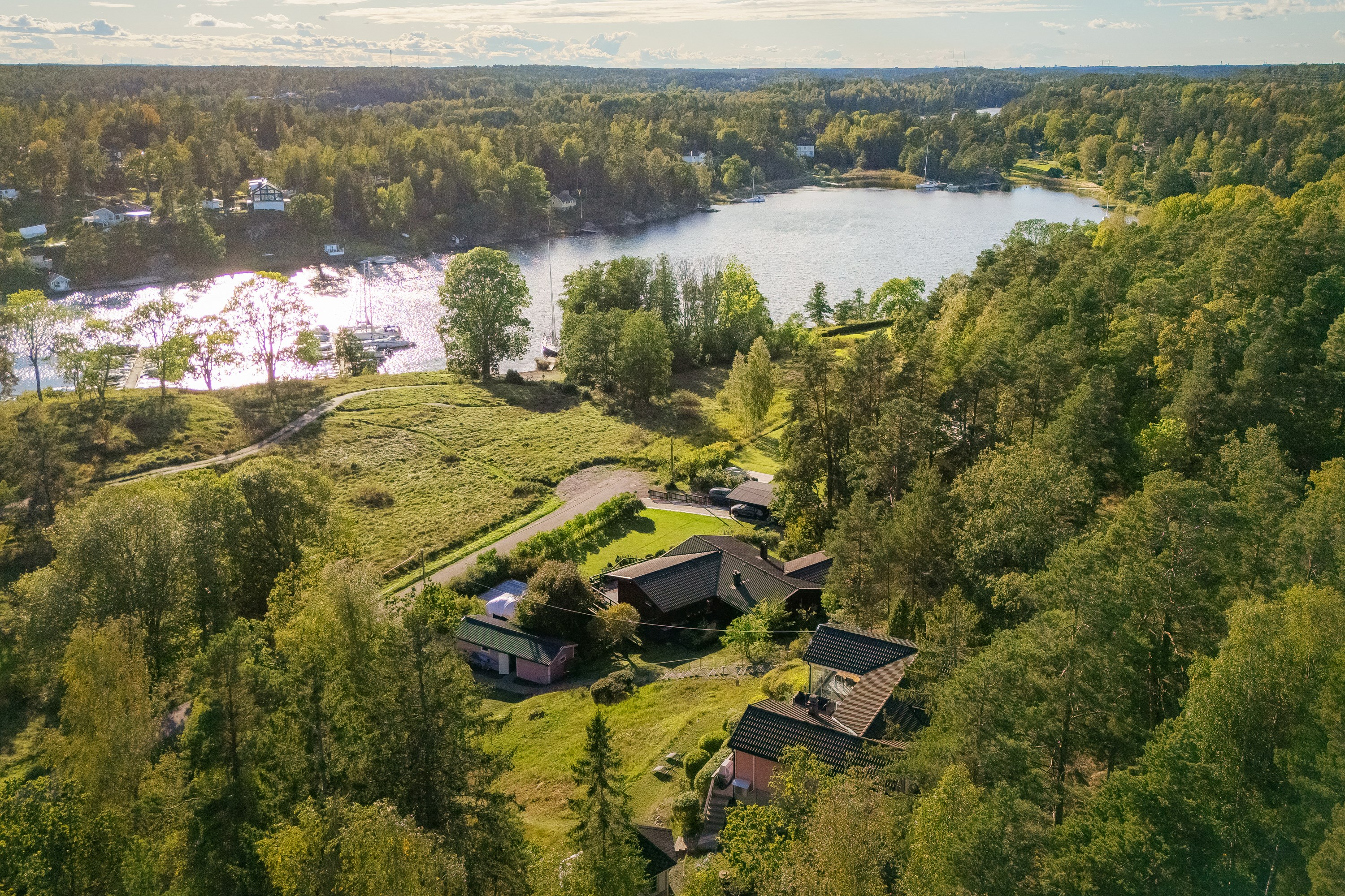 Vy över Herrviken i vinkel mot sydväst med fastigheten i förgrunden.