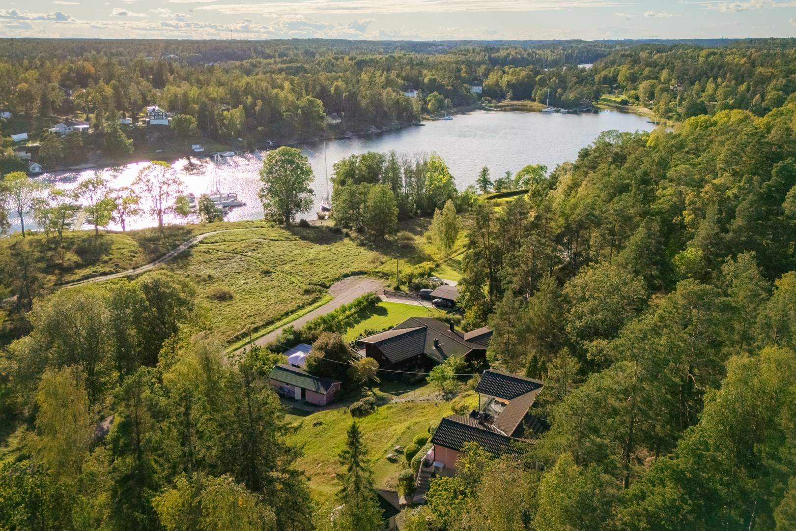 Vy över Herrviken i vinkel mot sydväst med fastigheten i förgrunden.