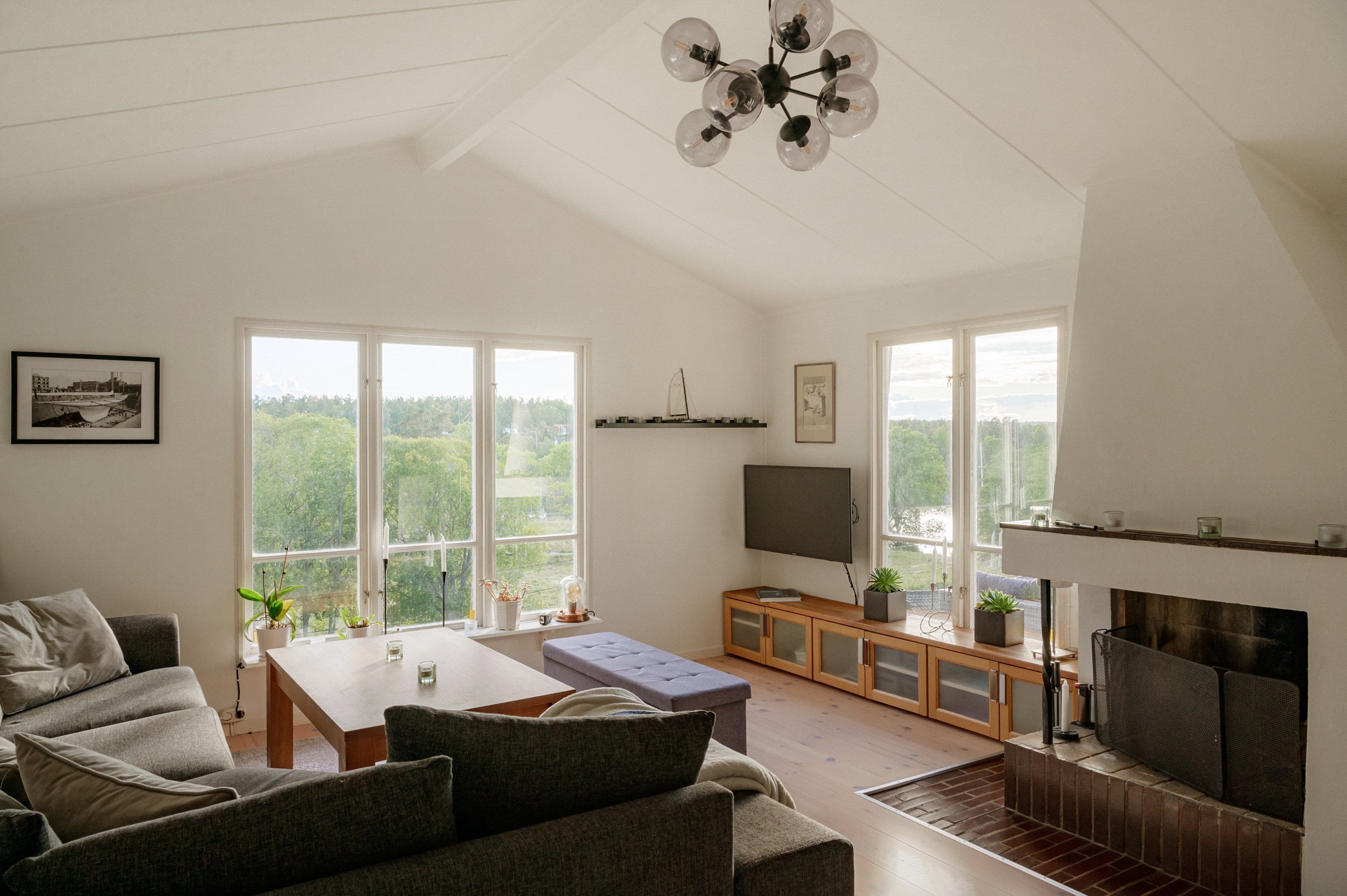 Hänförande utsikt via stora fönster i söder och väster.