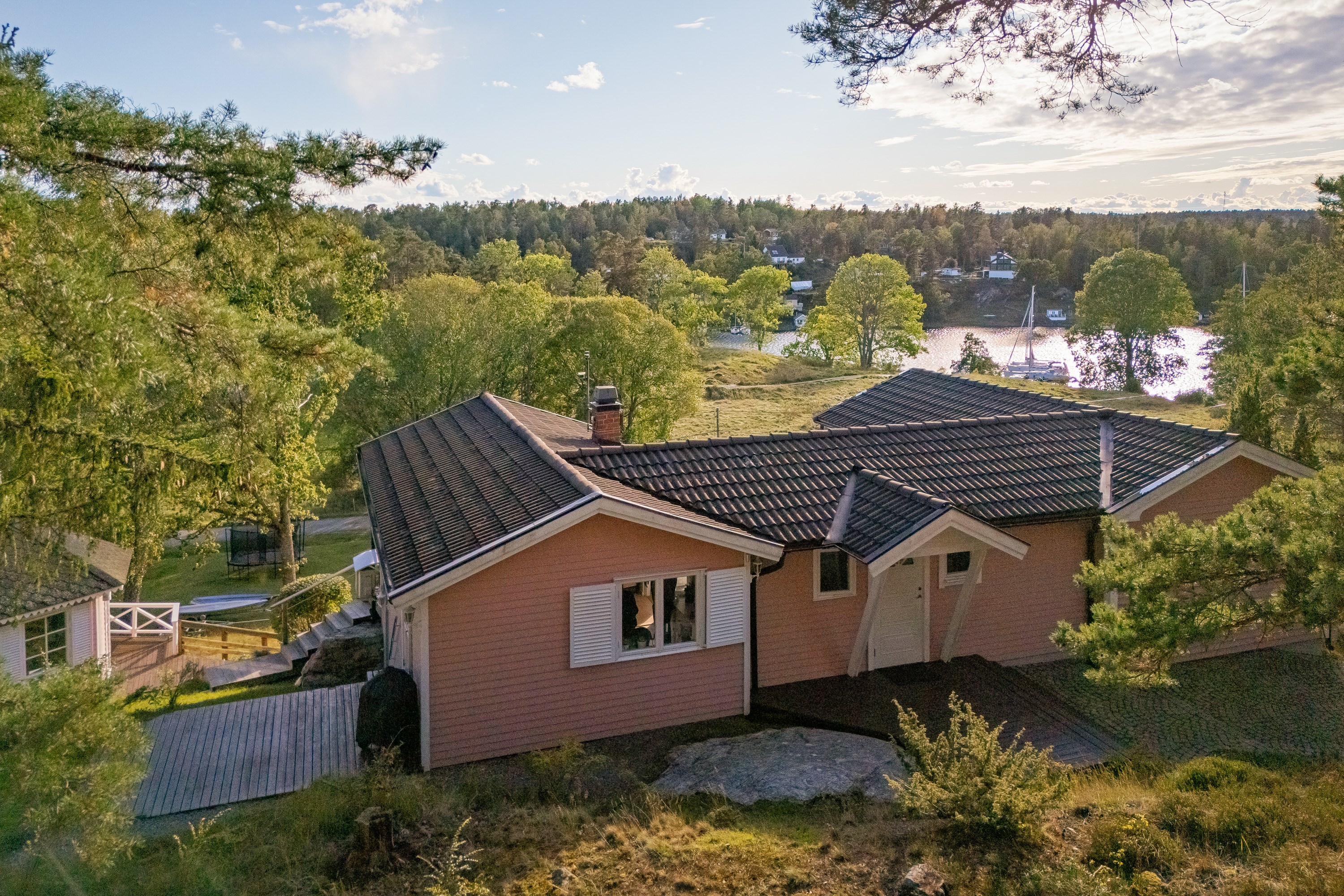 Huset är placerat på en avsats vilket maximerar utsikten.