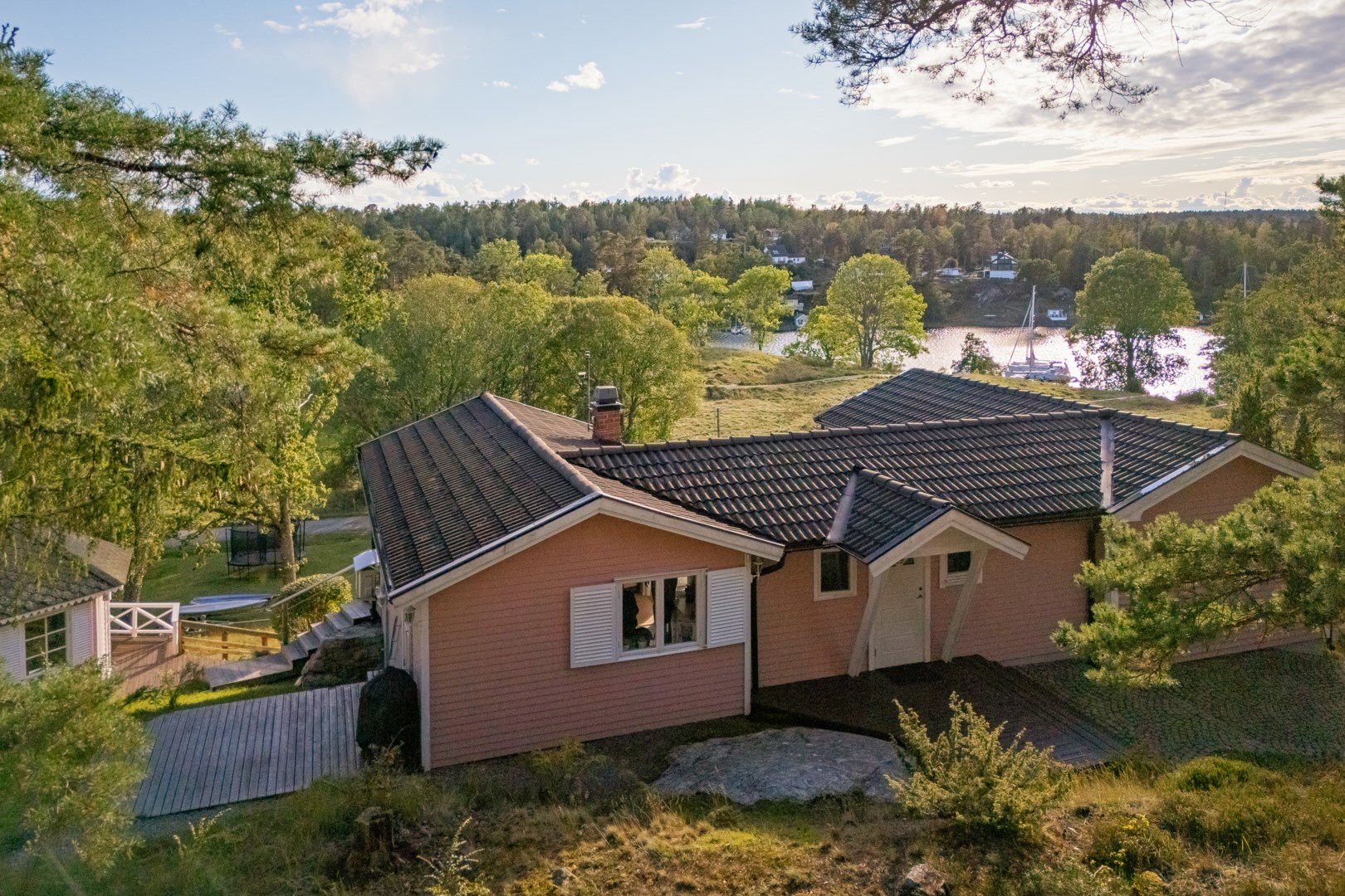Huset är placerat på en avsats vilket maximerar utsikten.