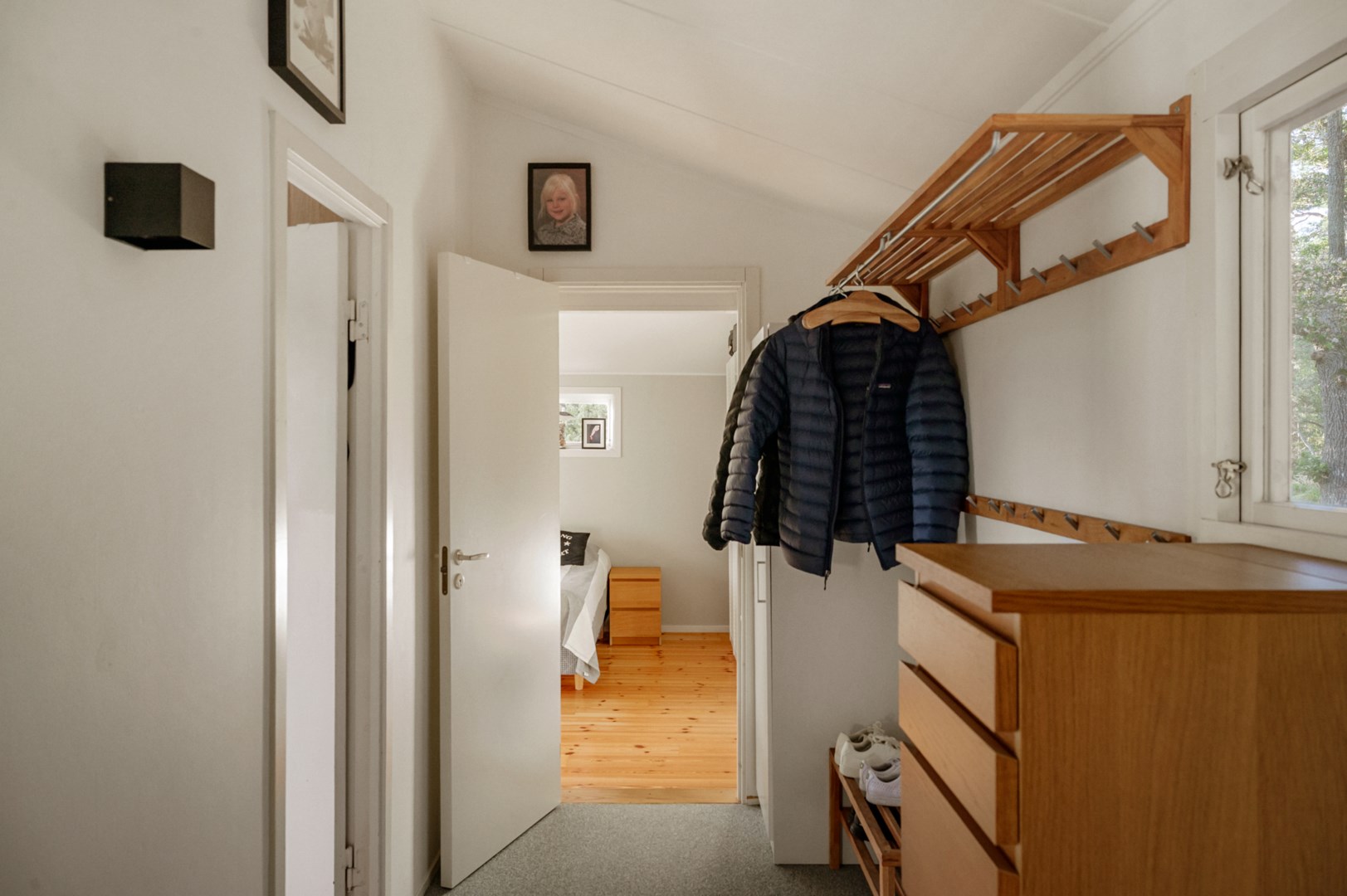 Entréhallen i vinkel mot sovrummen.