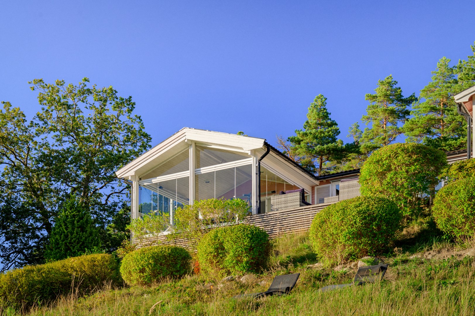 Ett nytt hus placeras med fördel i souterräng i nära anslutning till befintligt hus.