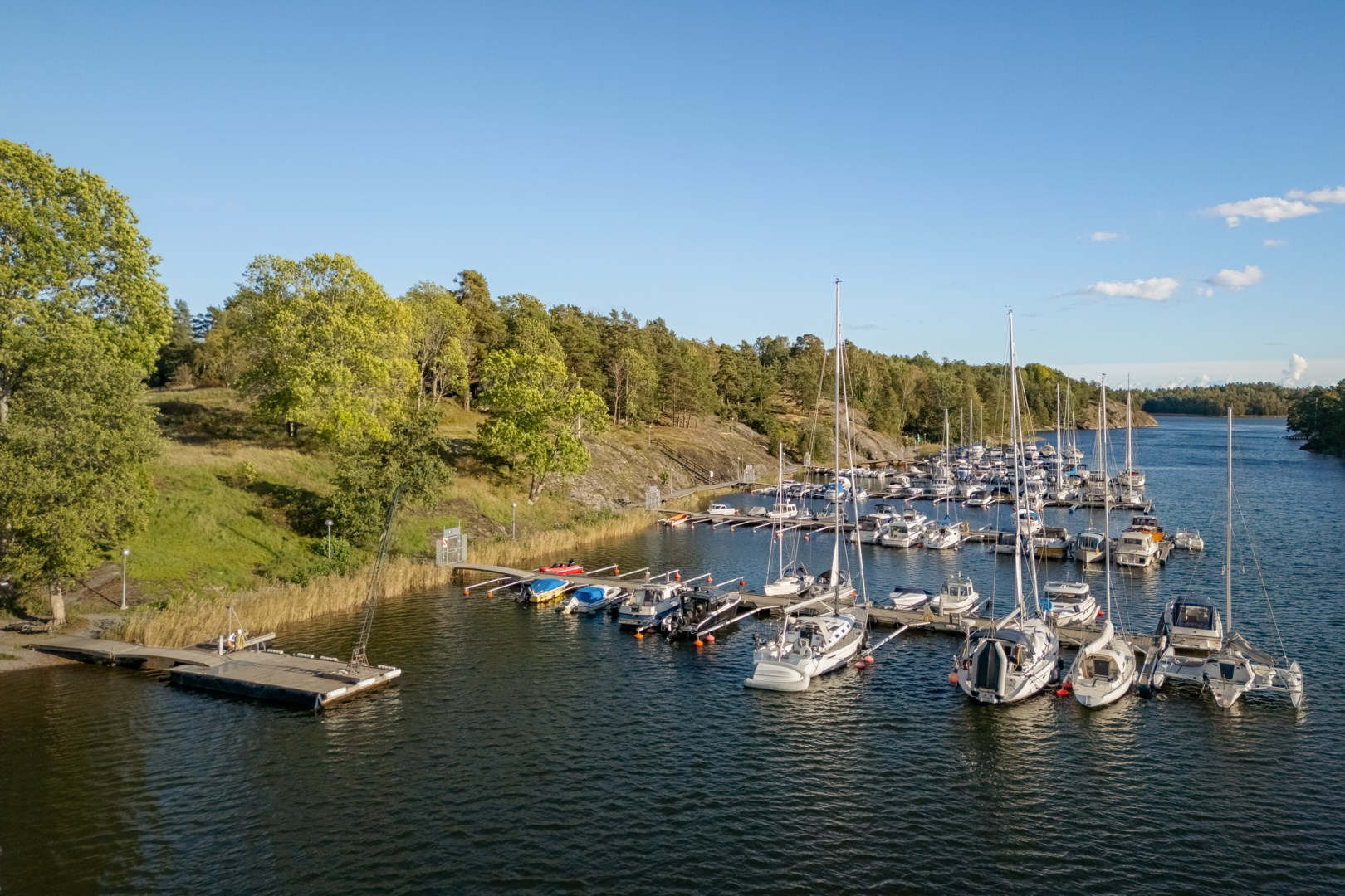 Fastigheten disponerar egen båtplats rakt nedanför tomtgräns.