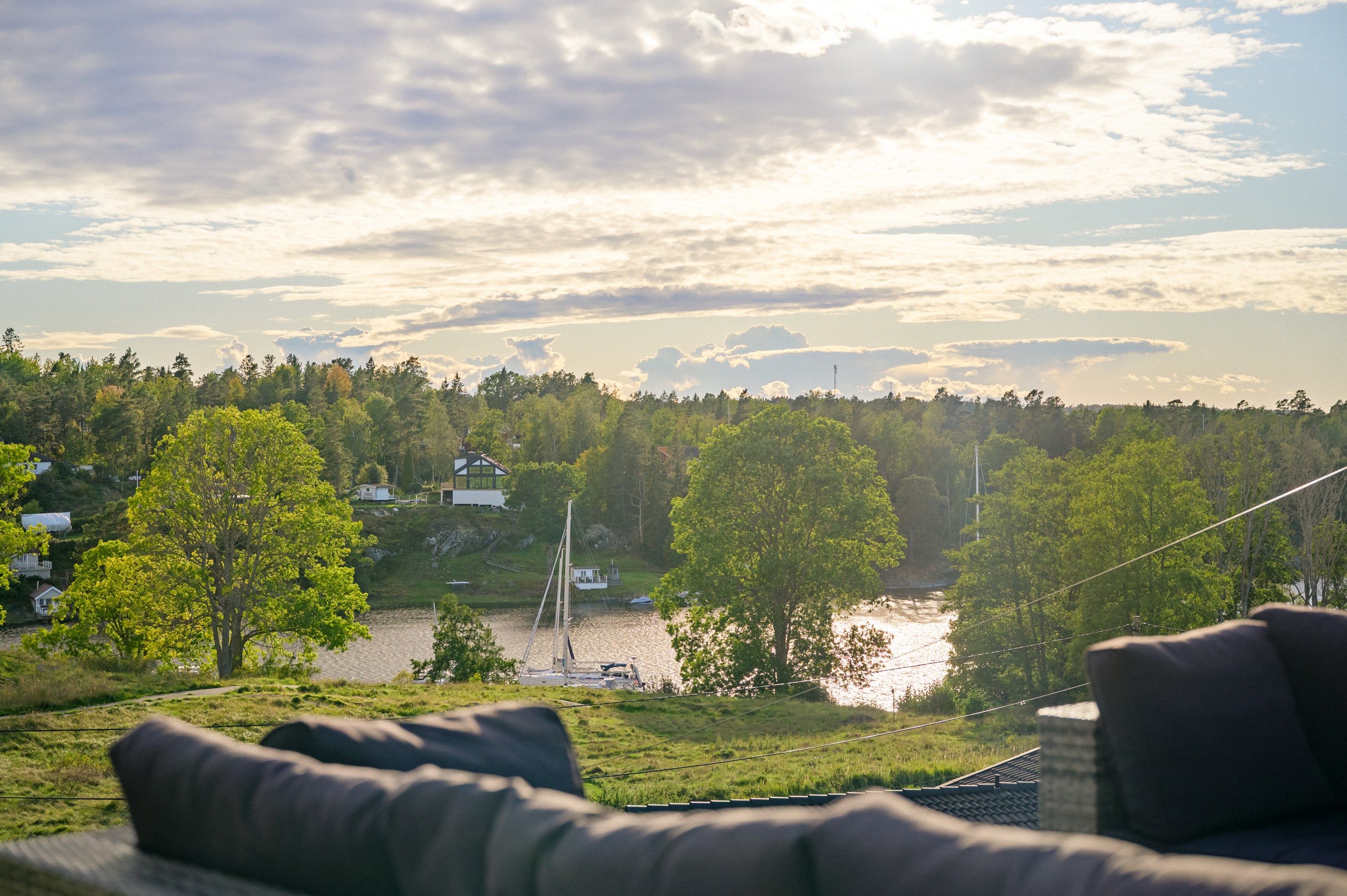 Örnnäste med soldränkt sydvästläge & magisk vy över Herrviken.