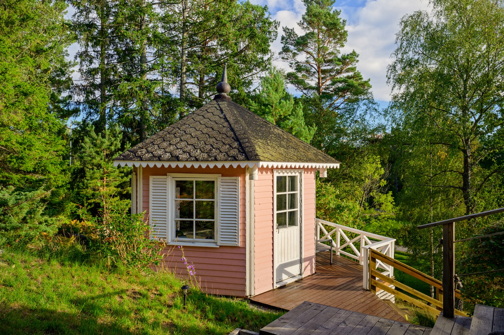 Lusthus med högt fritt läge mot viken.