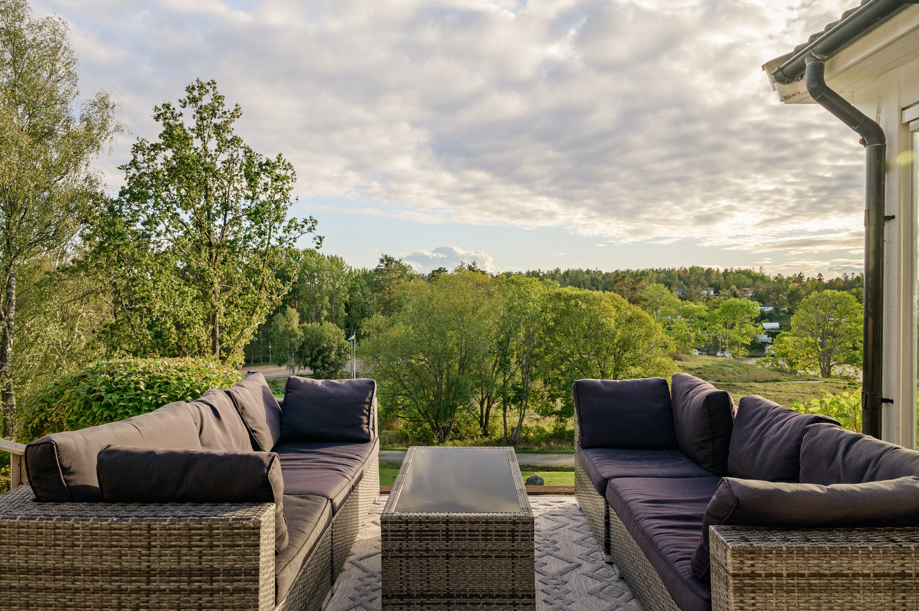 Terrass med soldränkt läge och panoramautsikt.