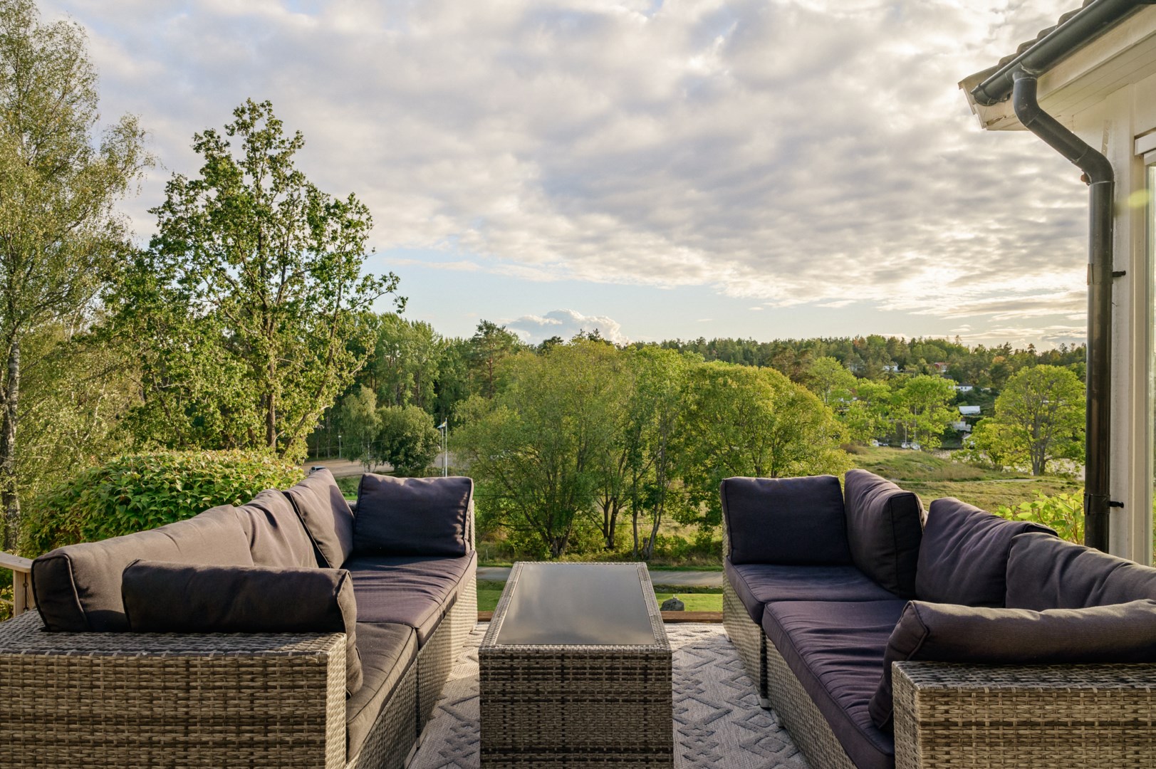 Terrass med soldränkt läge och panoramautsikt.