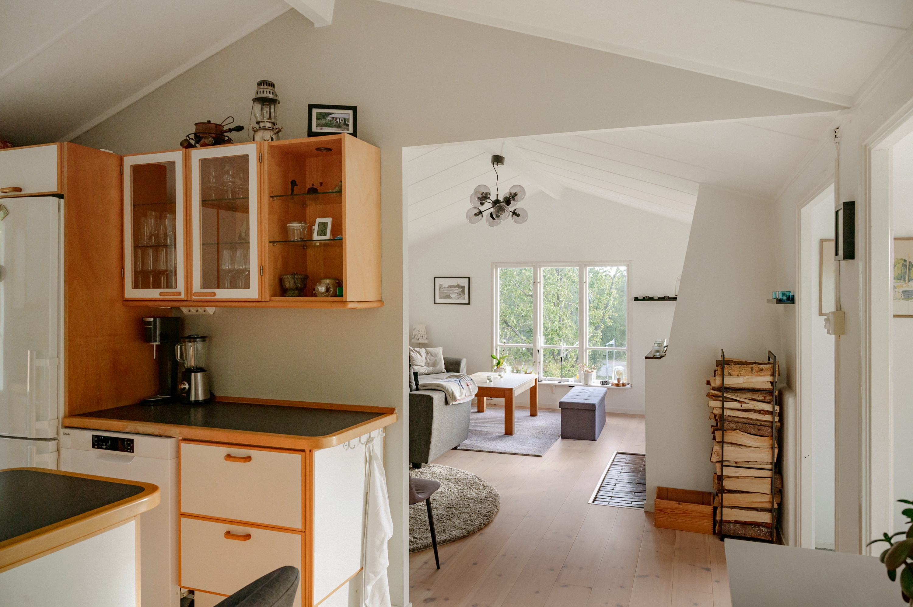 Halvöppen planlösning mellan kök, matplats och vardagsrum.