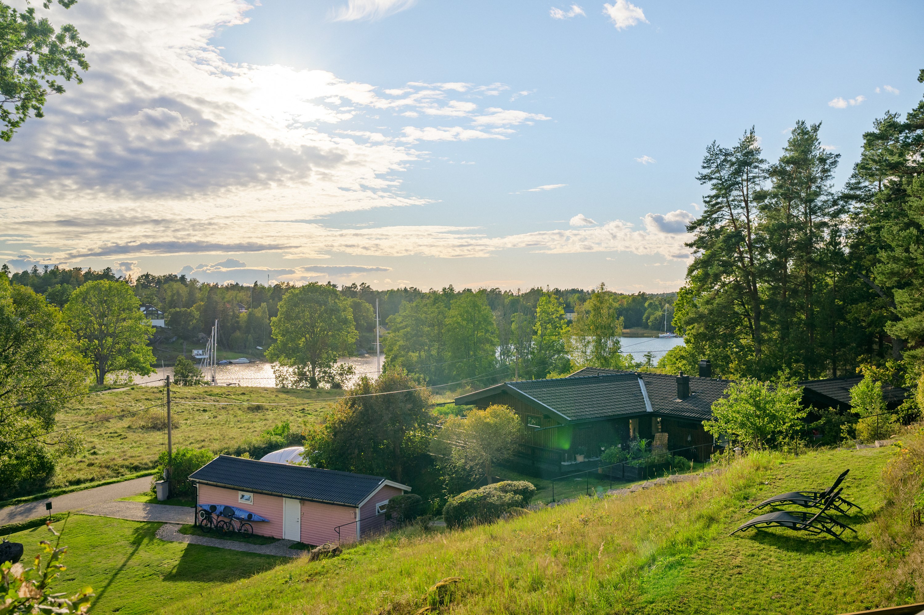 Utsikt från lusthuset dit den sena kvällssolen når.