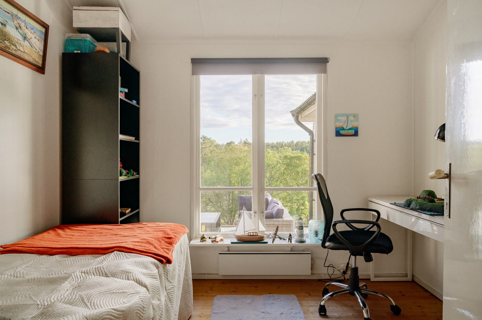 Sovrum med ljusinsläpp från söder.